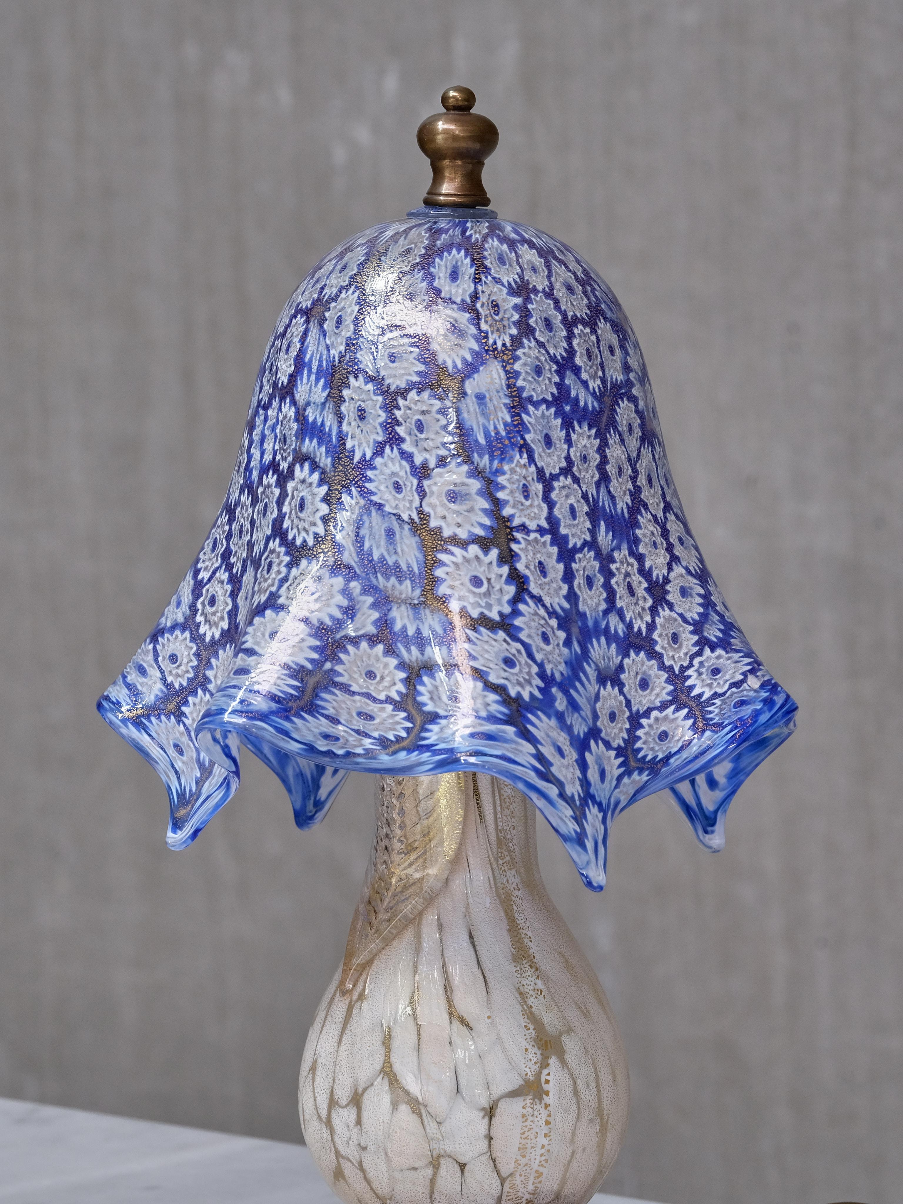Lámpara de cristal Millefiori azul de Murano con base dorada, Italia, años 70 Moderno de mediados de siglo en venta
