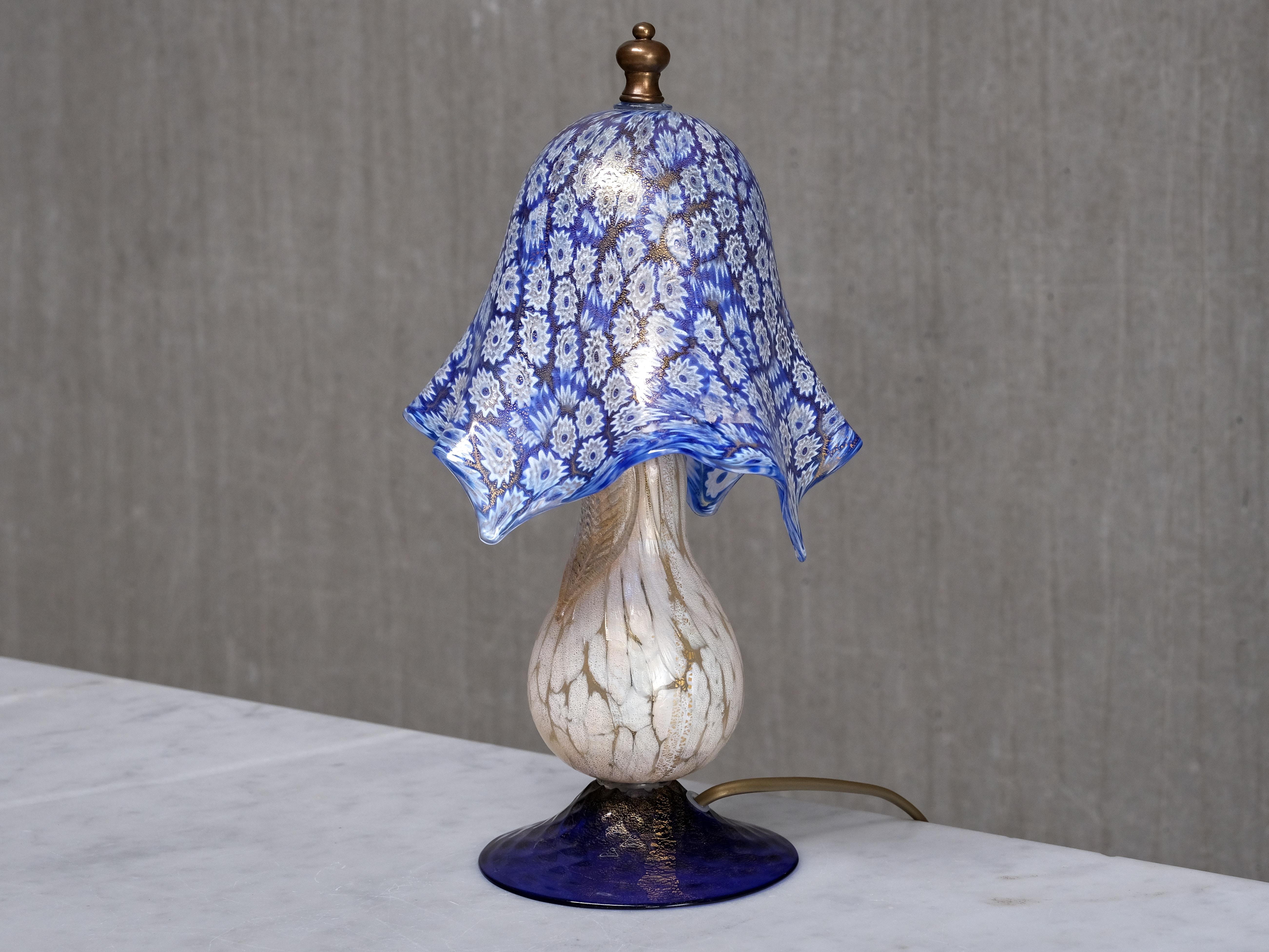 Lámpara de cristal Millefiori azul de Murano con base dorada, Italia, años 70 Cristal de Murano en venta