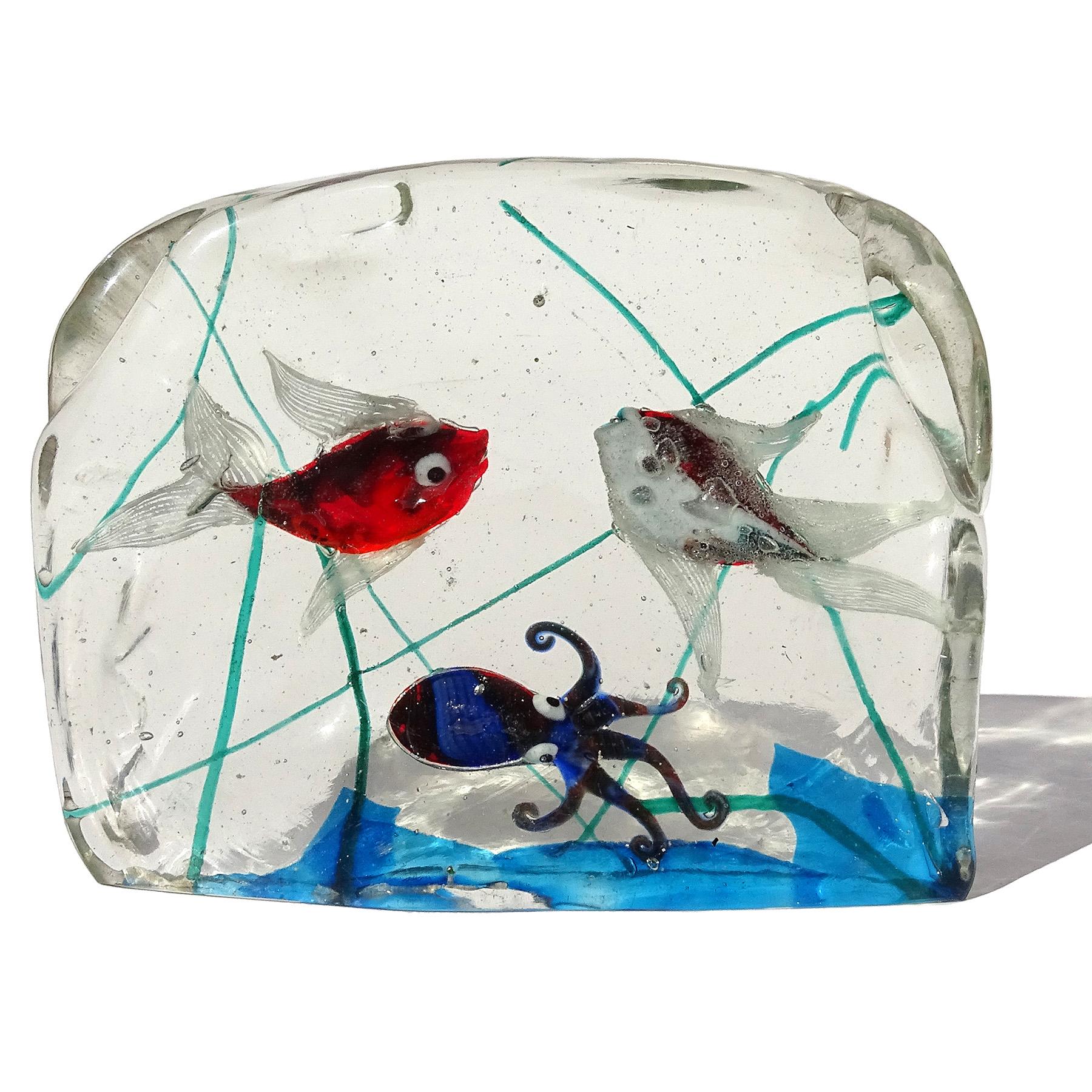 Vintage Murano soufflé à la main en verre d'art italien double poisson et pieuvre aquarium bloc sculpture. Créée à la manière des sociétés Cenedese et A.VE.M.. L'un des poissons est rouge vif et rouge foncé, avec des nageoires en ruban blanc.