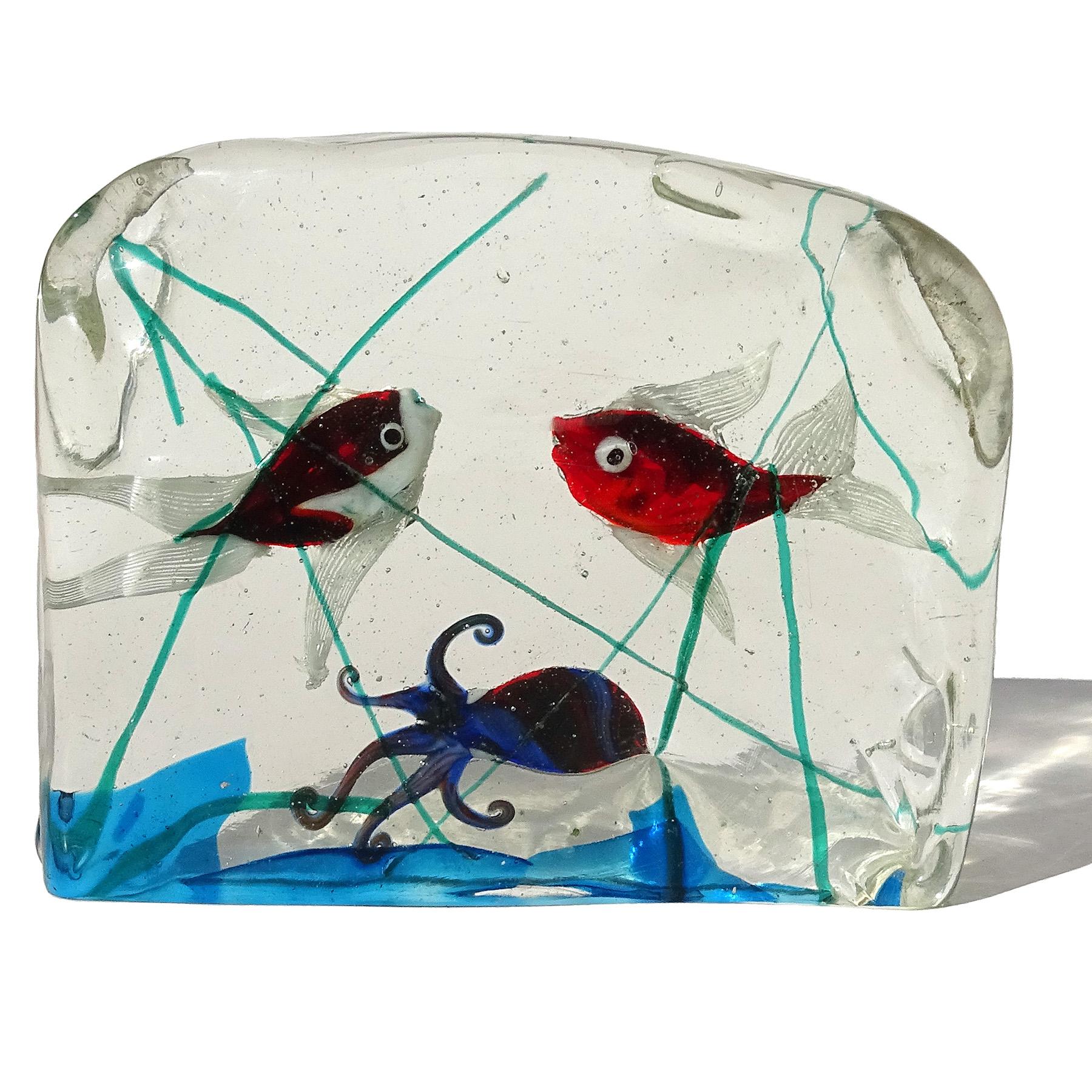 Fait main Sculpture italienne d'un aquarium en verre de Murano, octope bleue et poissons nageant en vente
