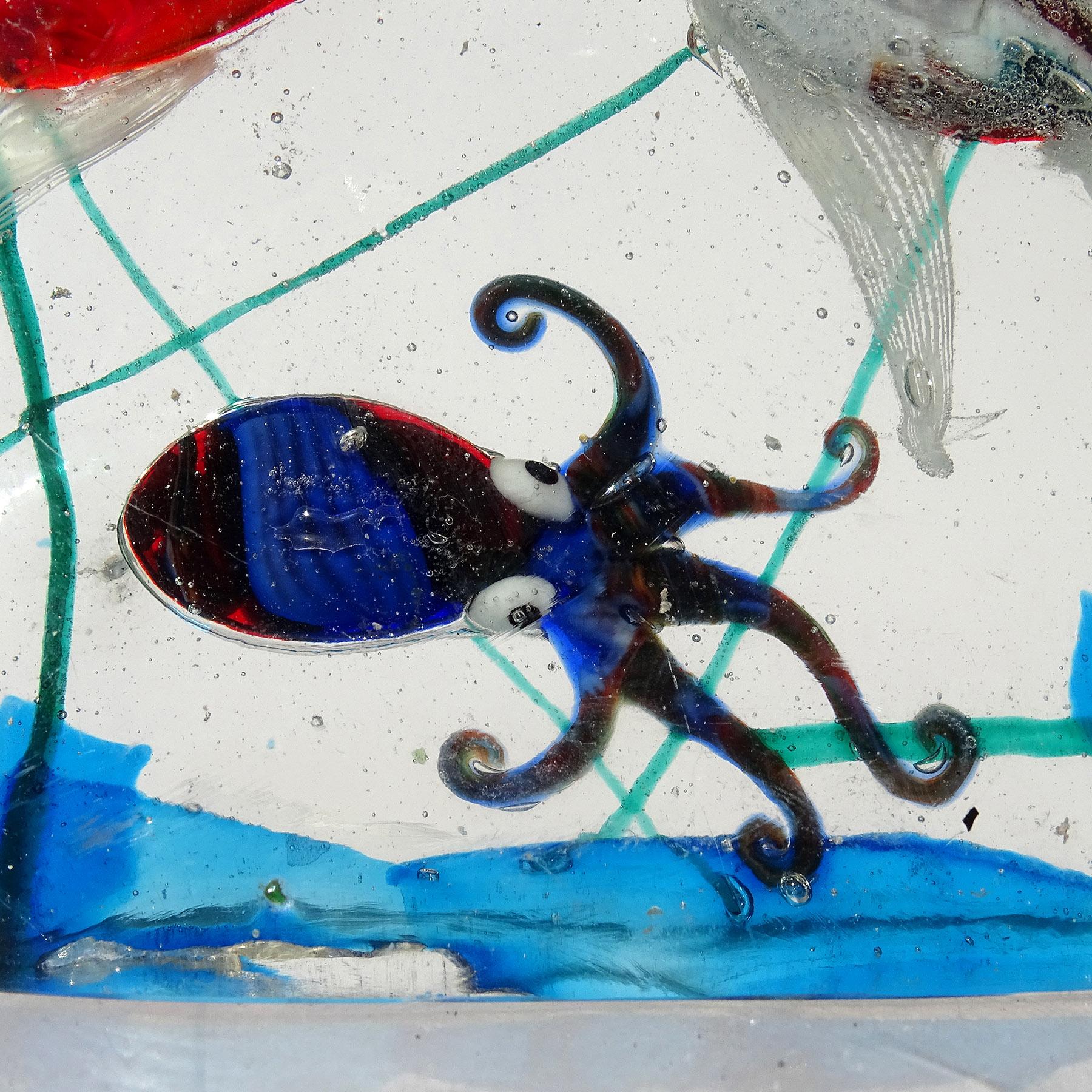Sculpture italienne d'un aquarium en verre de Murano, octope bleue et poissons nageant en vente 1