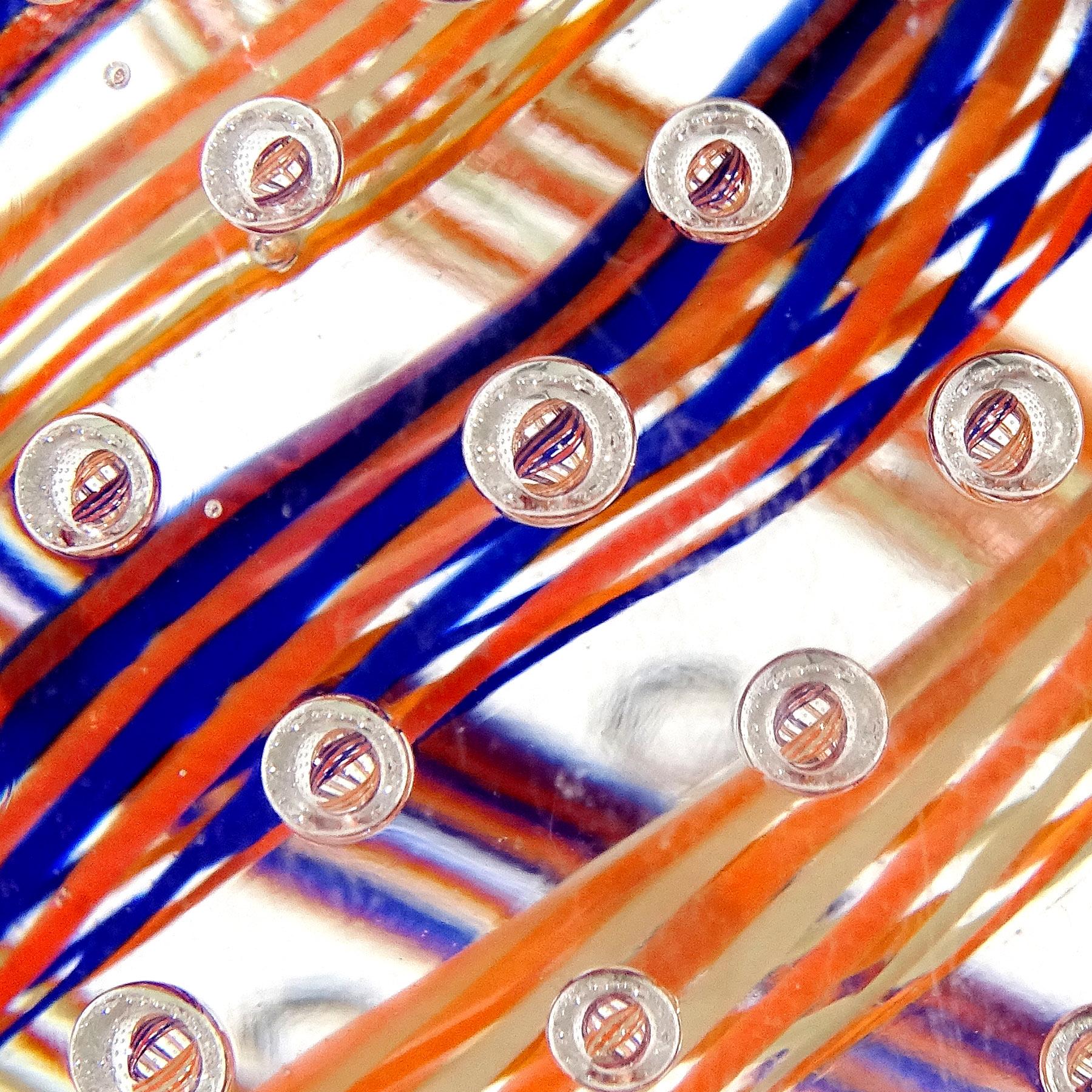Murano-Eier-Briefbeschwerer mit kontrollierten Blasen aus italienischem Kunstglas in Blau und Orange (Moderne der Mitte des Jahrhunderts) im Angebot