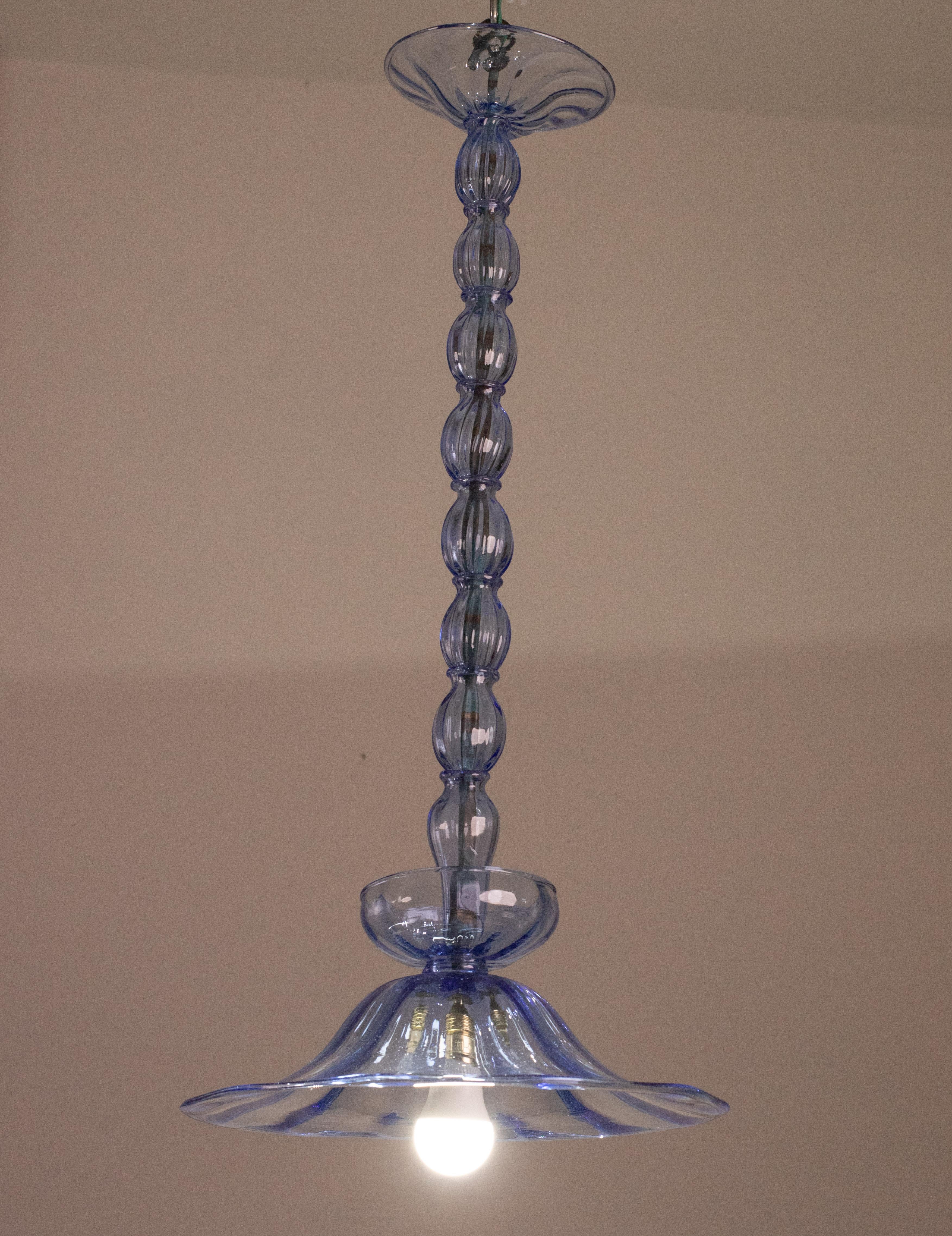 Stunning and elegant designer chandelier attributed to Venini, model Doge.

The chandelier consists of a hat cup and some glass elements that form the skeleton.

One glass has a small lesion, visible in the last photo, not visible when the