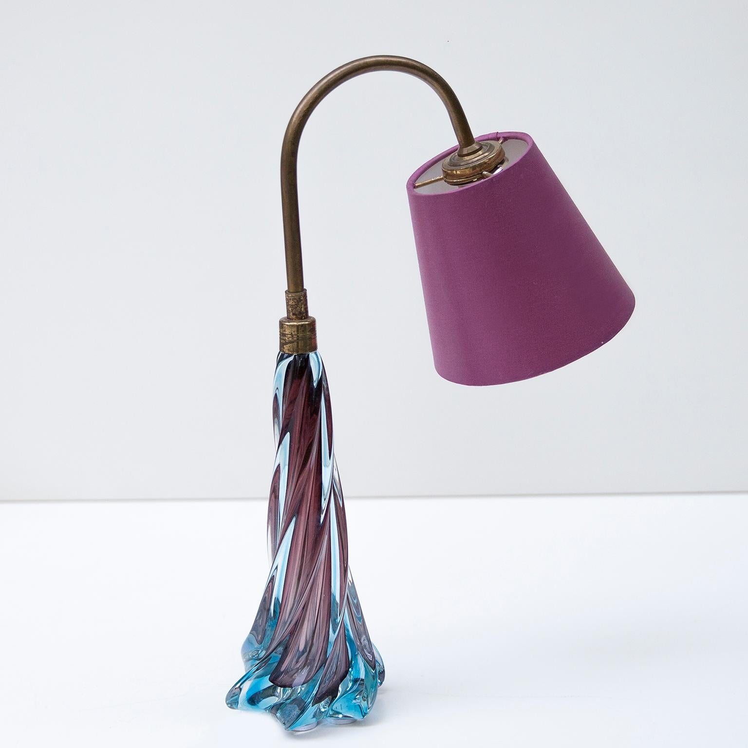 Lámpara de sobremesa de cristal de Murano retorcido con rodete de latón y pantalla de papel morado atribuida a Seguso, Italia, años 50.

 