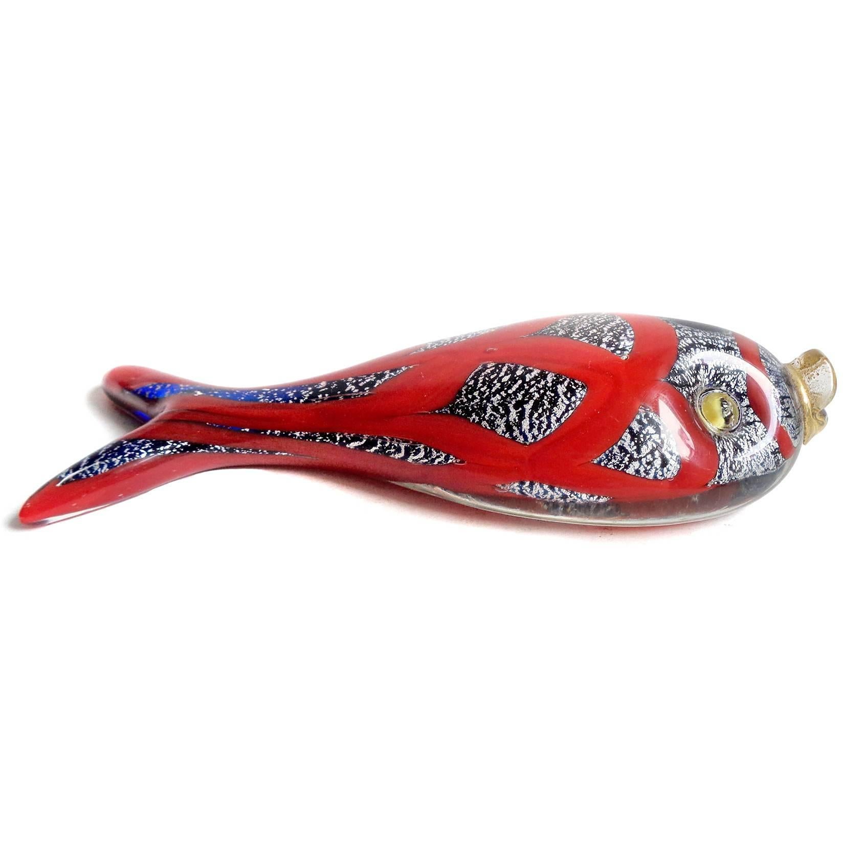Precio por unidad (sólo 2 peces disponibles como se muestra). 
Grande y hermosa escultura / pisapapeles de cristal artístico italiano de Murano soplado a mano de color azul zafiro oscuro, rayas rojo rubí, labios dorados y motas plateadas. Creado al