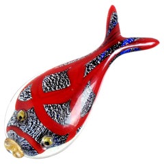 Sculpture de presse-papiers en verre d'art italien de Murano en forme de poisson, bleu, rouge, or et mouchetures d'argent