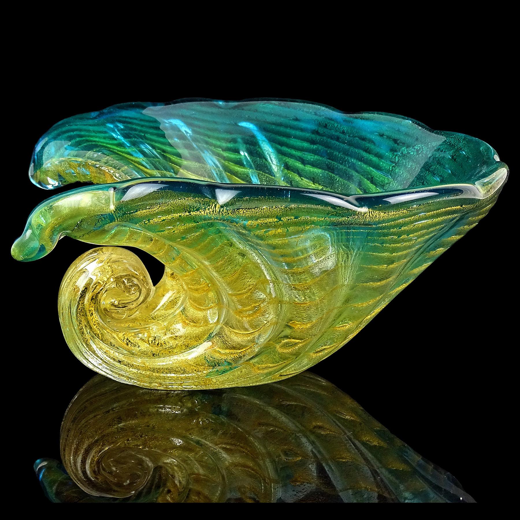 Cuenco de concha de Murano de vidrio artístico italiano con borde azul y motas doradas Moderno de mediados de siglo en venta