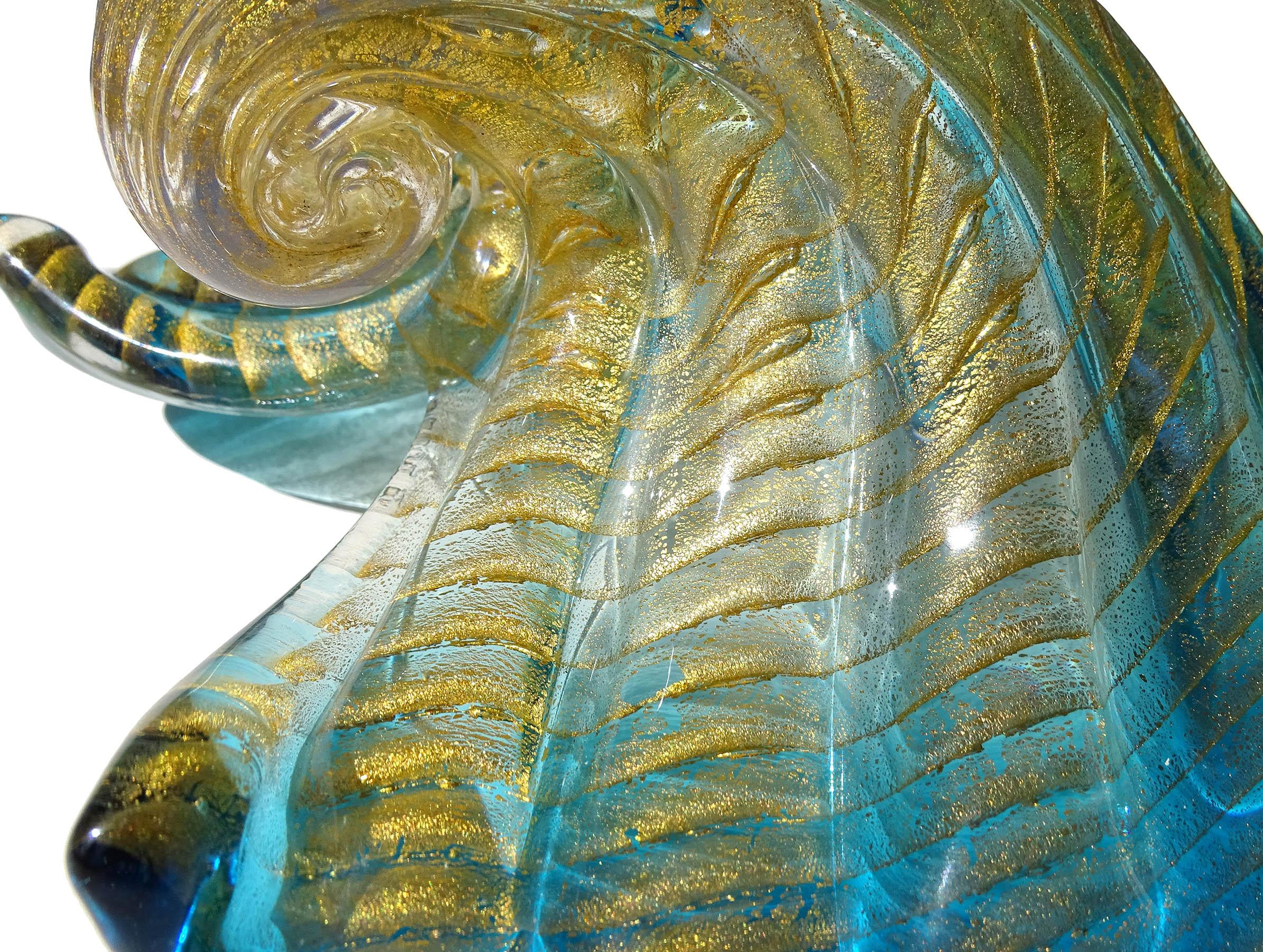 Cuenco de concha de Murano de vidrio artístico italiano con borde azul y motas doradas en venta 1