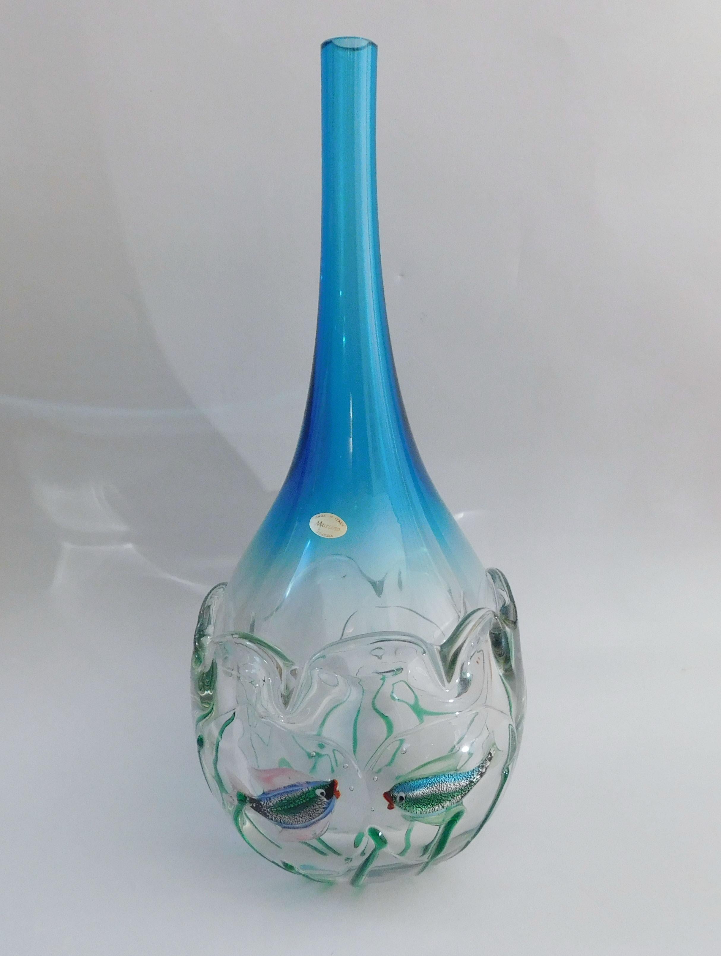 Vaso in vetro artistico italiano di Murano di colore blu e trasparente soffiato a mano con due pesciolini / Prodotto in Italia da Sergio Costantini, circa anni '80
Marchio originale del produttore sul lato inferiore
Misure: Altezza 18 pollici,