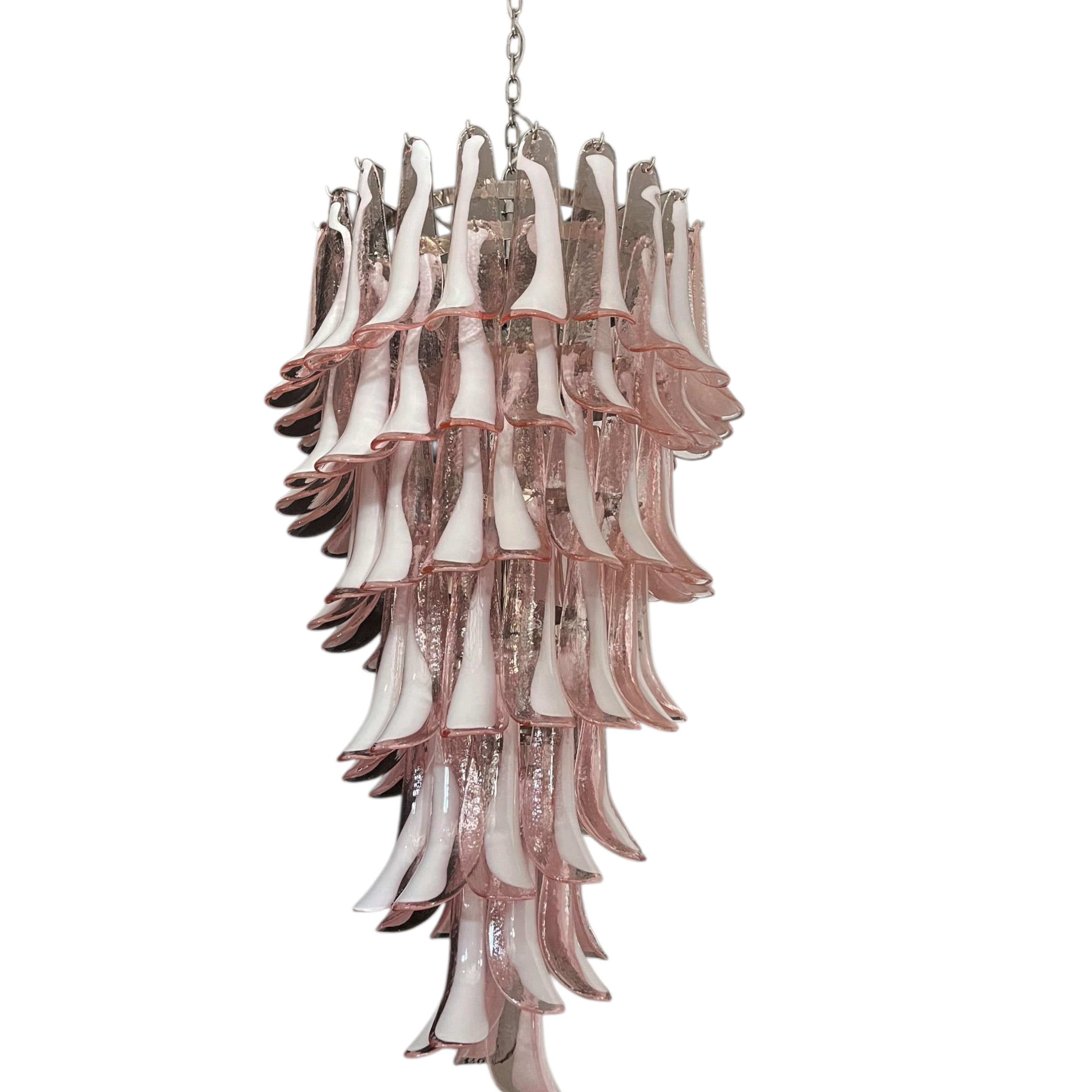 Lustre en verre Murano rose chair - Cascade de lumière sculpturale soufflée à la main en vente 2