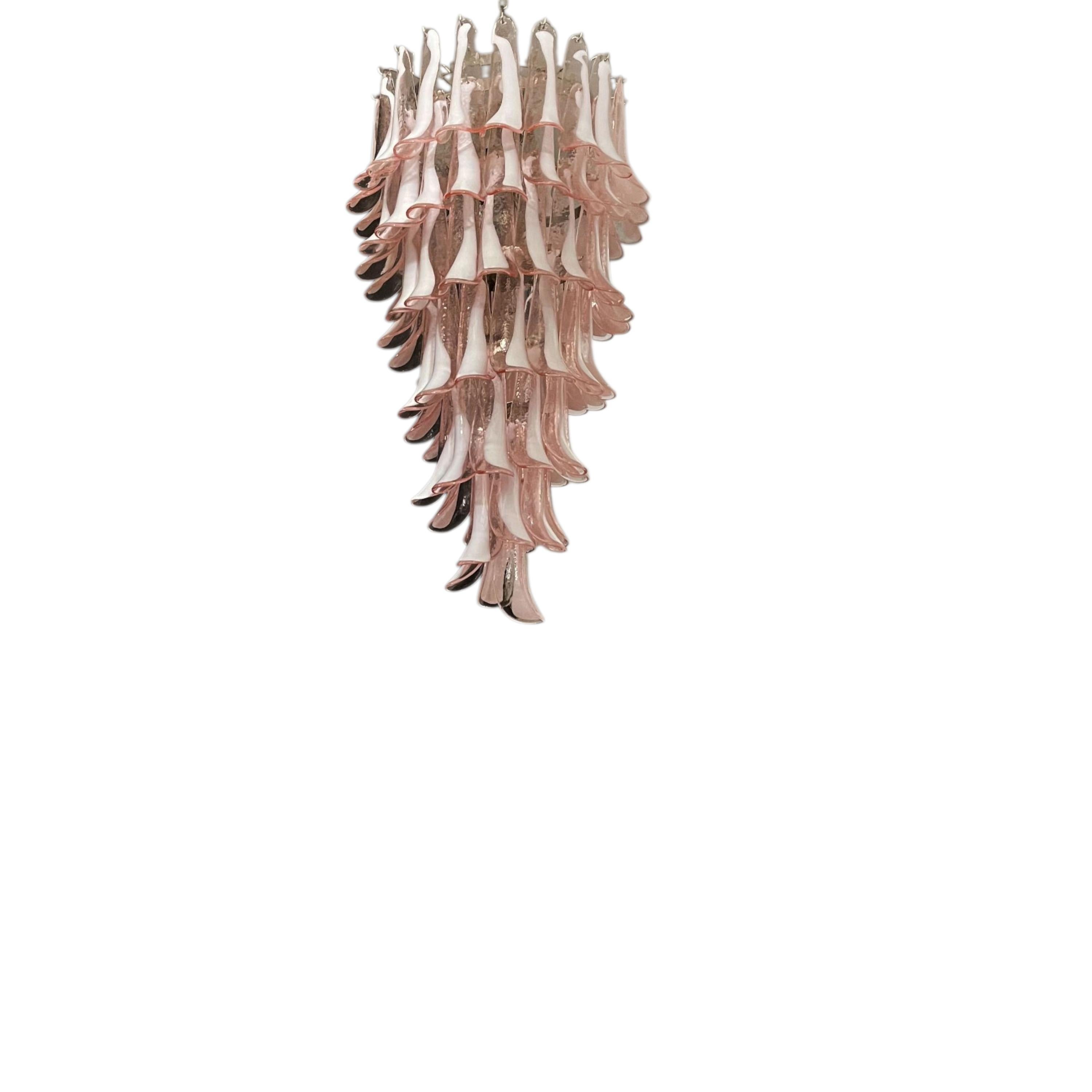 Lustre en verre Murano rose chair - Cascade de lumière sculpturale soufflée à la main en vente 3