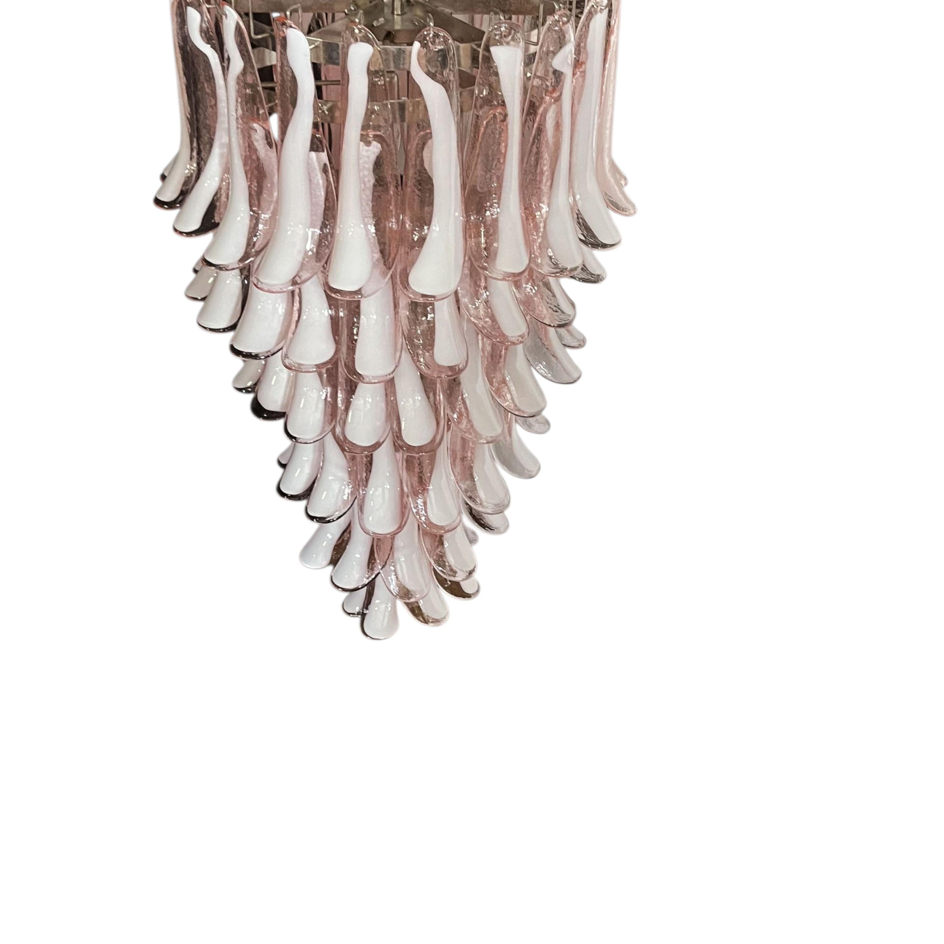 Lustre en verre Murano rose chair - Cascade de lumière sculpturale soufflée à la main en vente 4