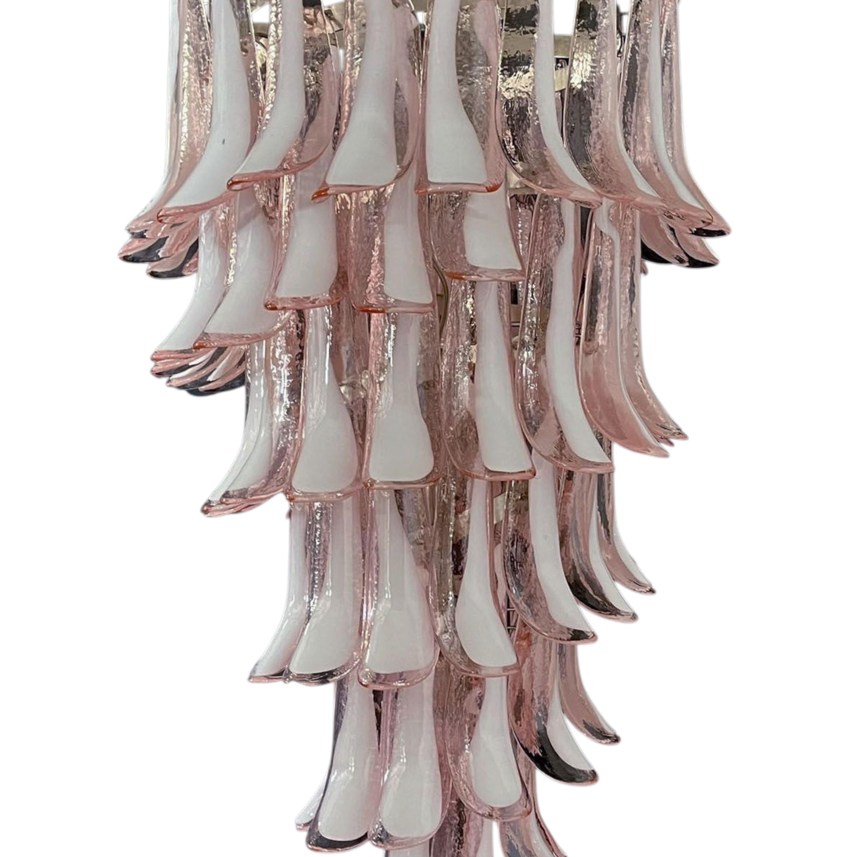 Lustre en verre Murano rose chair - Cascade de lumière sculpturale soufflée à la main en vente 5
