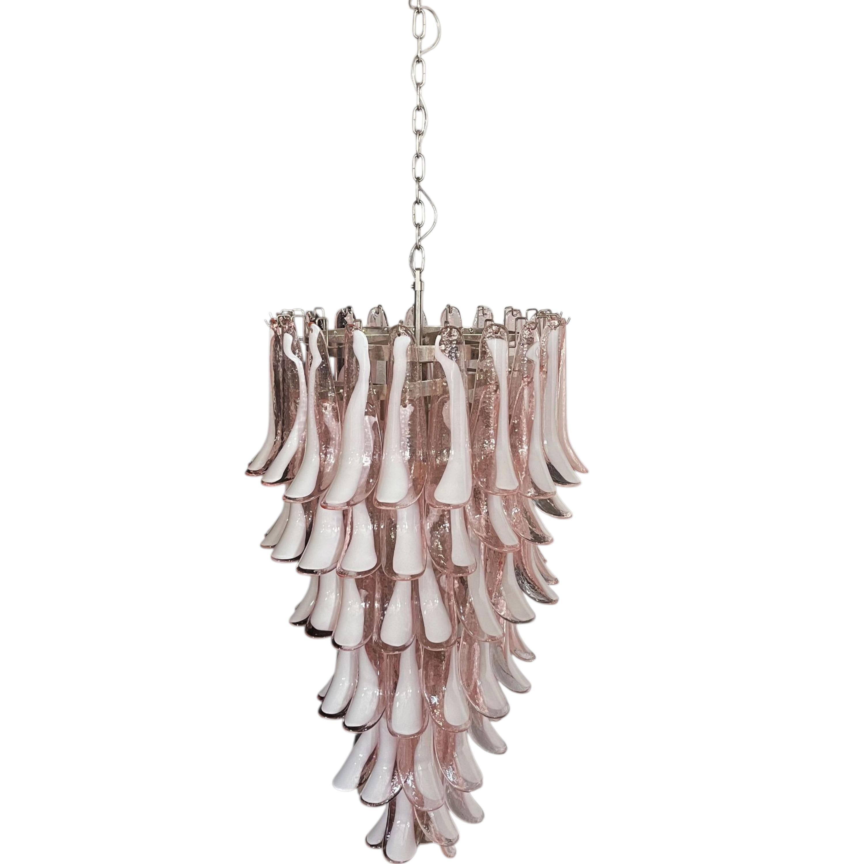 Lustre en verre Murano rose chair - Cascade de lumière sculpturale soufflée à la main en vente 6