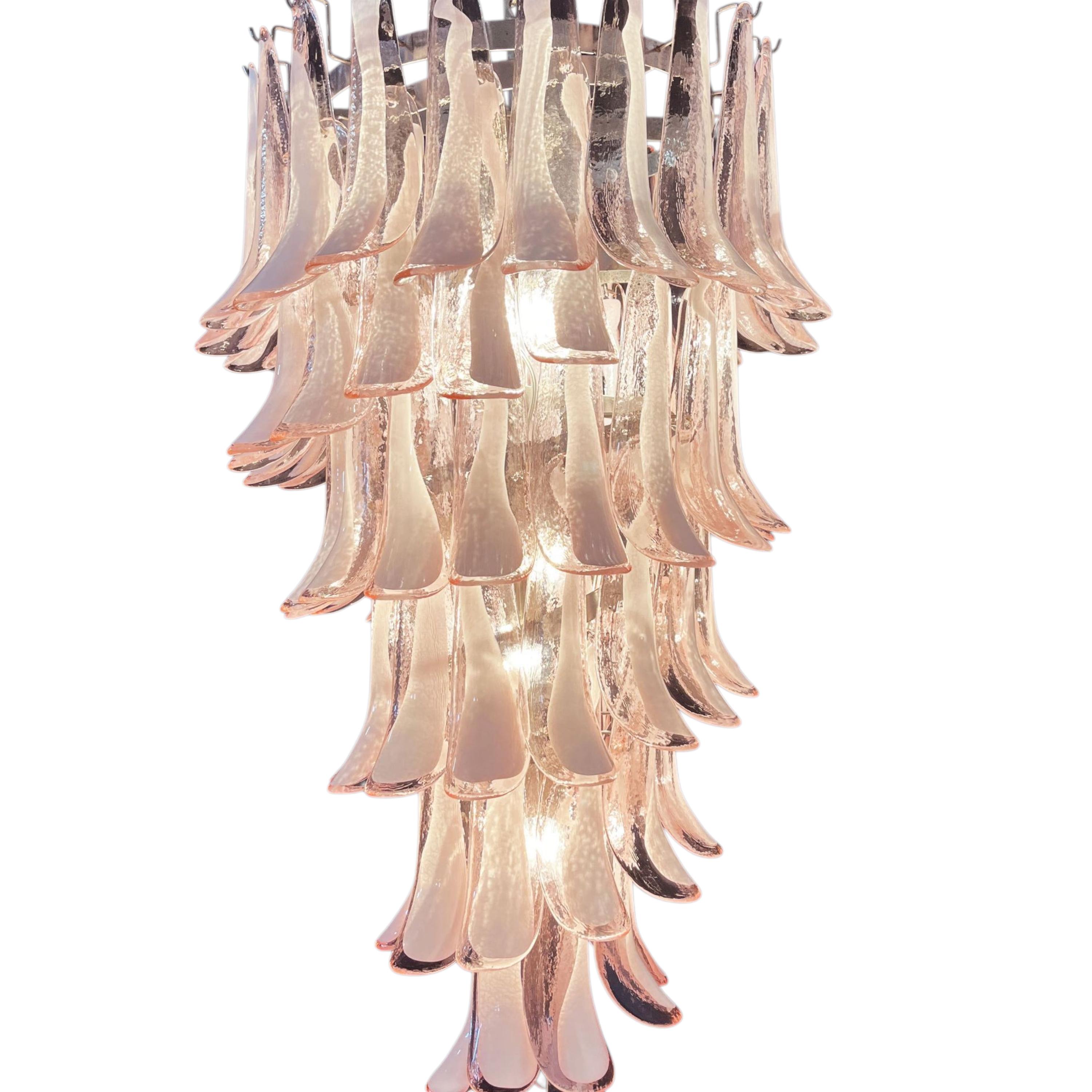 Lustre en verre Murano rose chair - Cascade de lumière sculpturale soufflée à la main en vente 7