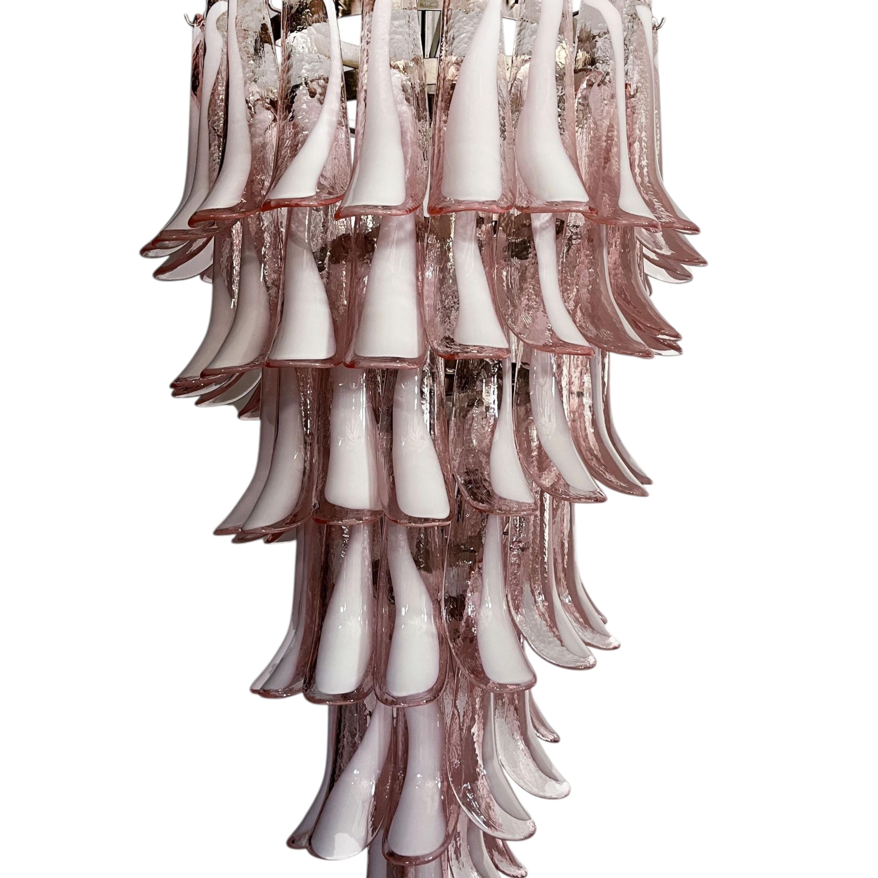 Lustre en verre Murano rose chair - Cascade de lumière sculpturale soufflée à la main en vente 8