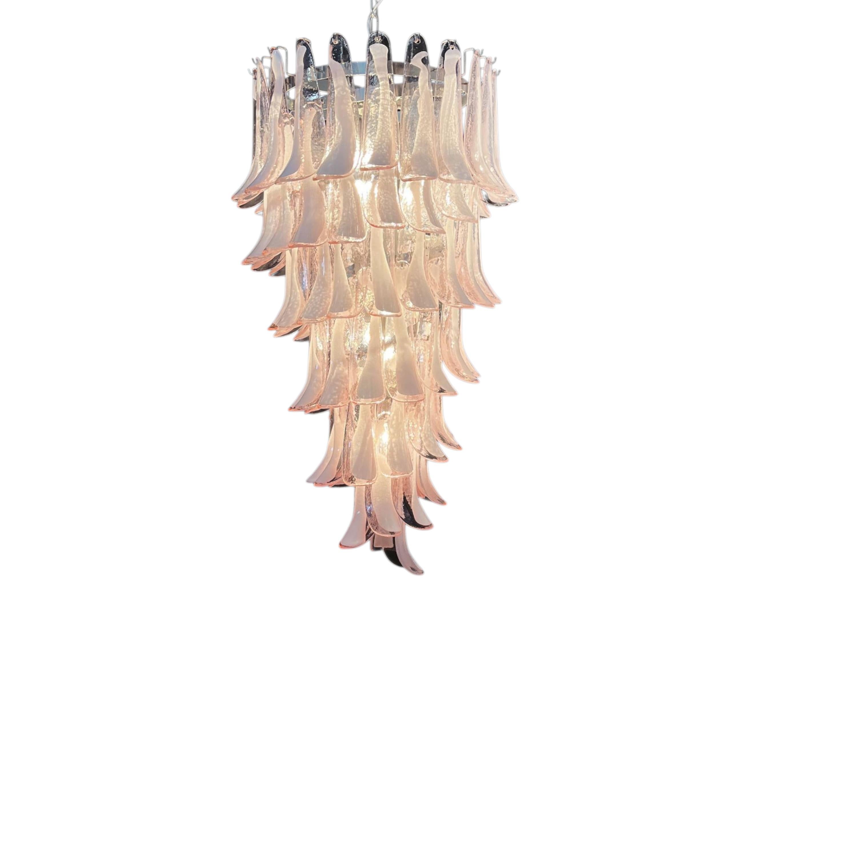 Suspendu comme un rêve de Blush Light

Suspendu comme un murmure de lumière veloutée, ce lustre en verre de Murano rose blush est né de la rencontre entre la maîtrise artisanale et la poésie de l'illumination. Chaque élément raconte une histoire