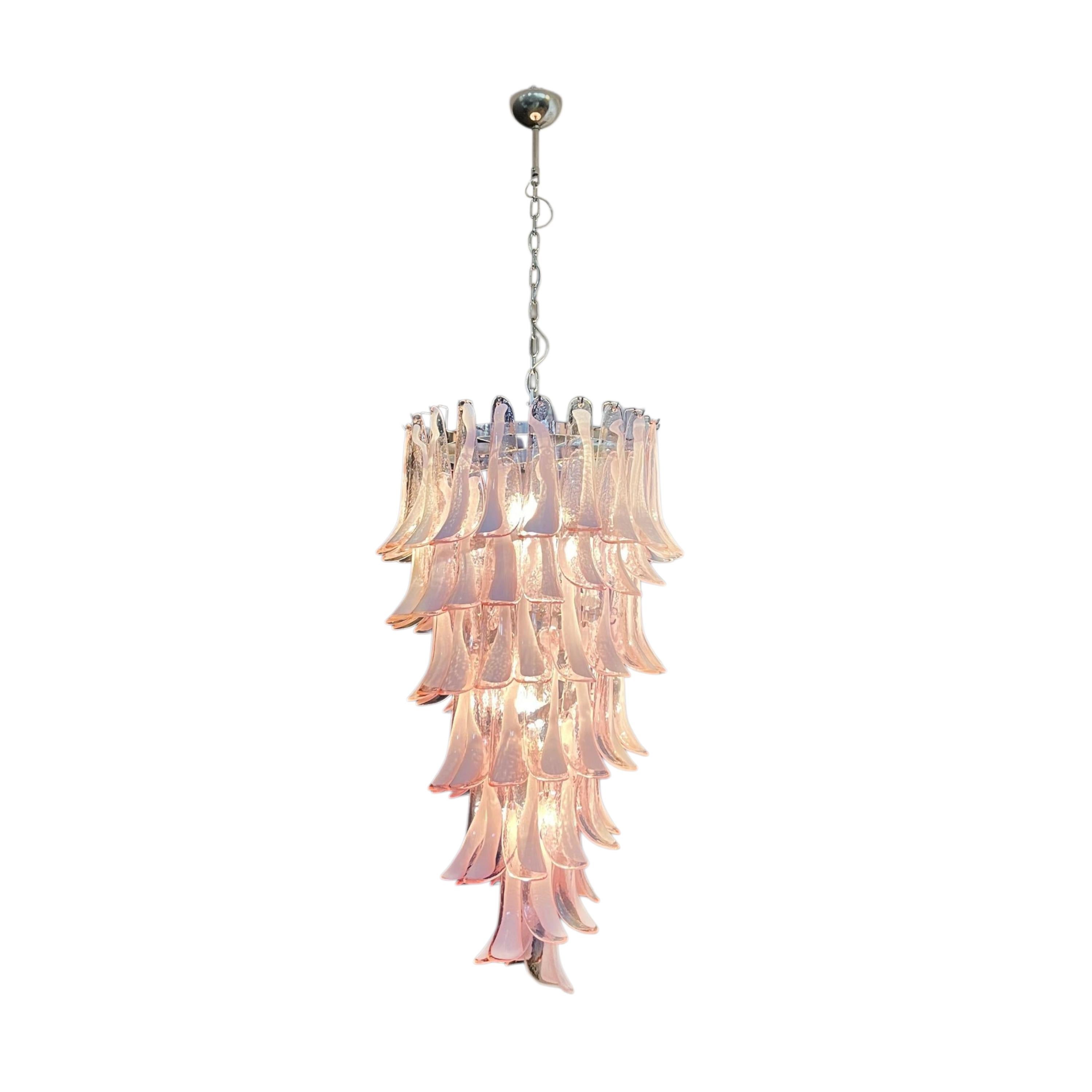 Moderne Lustre en verre Murano rose chair - Cascade de lumière sculpturale soufflée à la main en vente