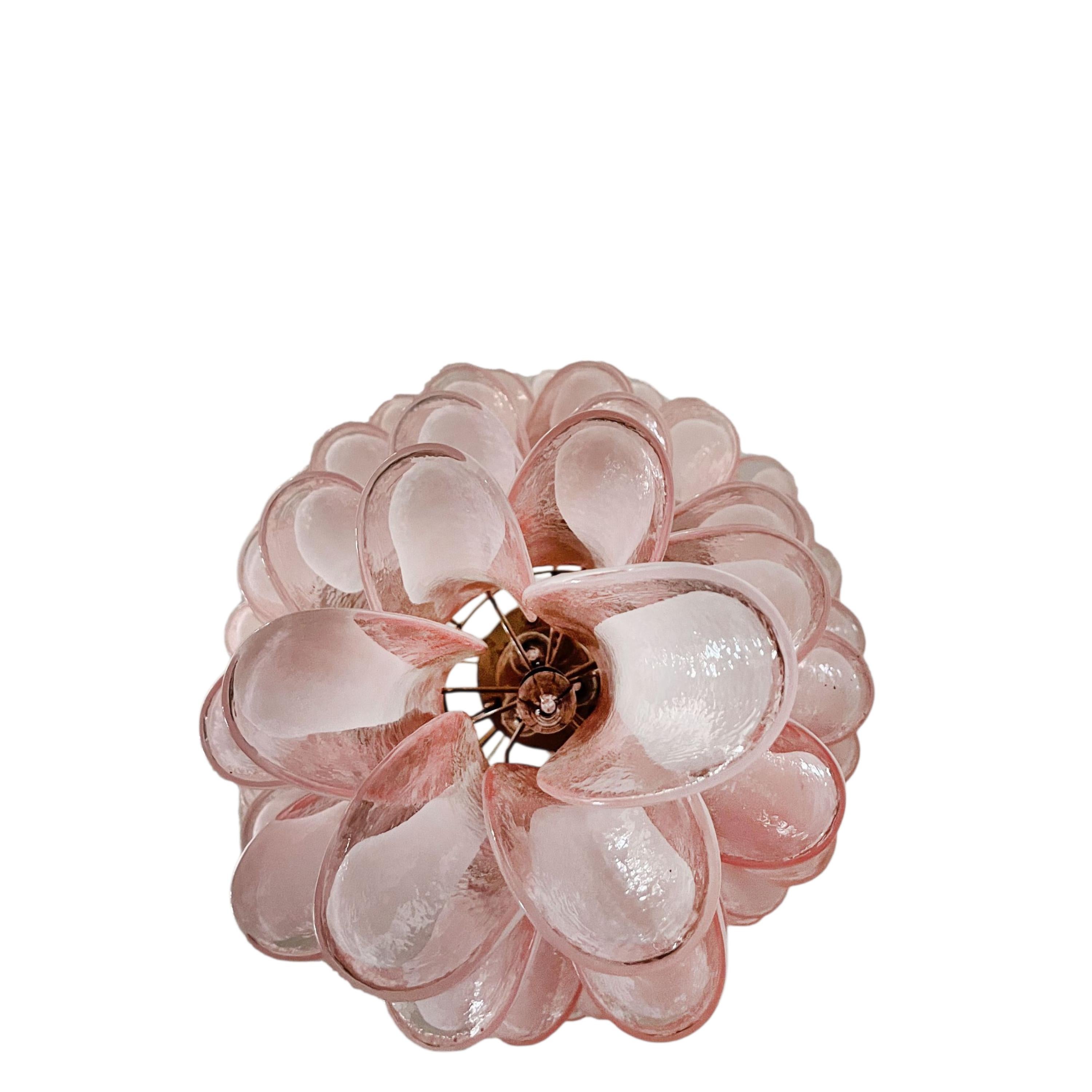 Italian Lustre en verre Murano rose chair - Cascade de lumière sculpturale soufflée à la main en vente