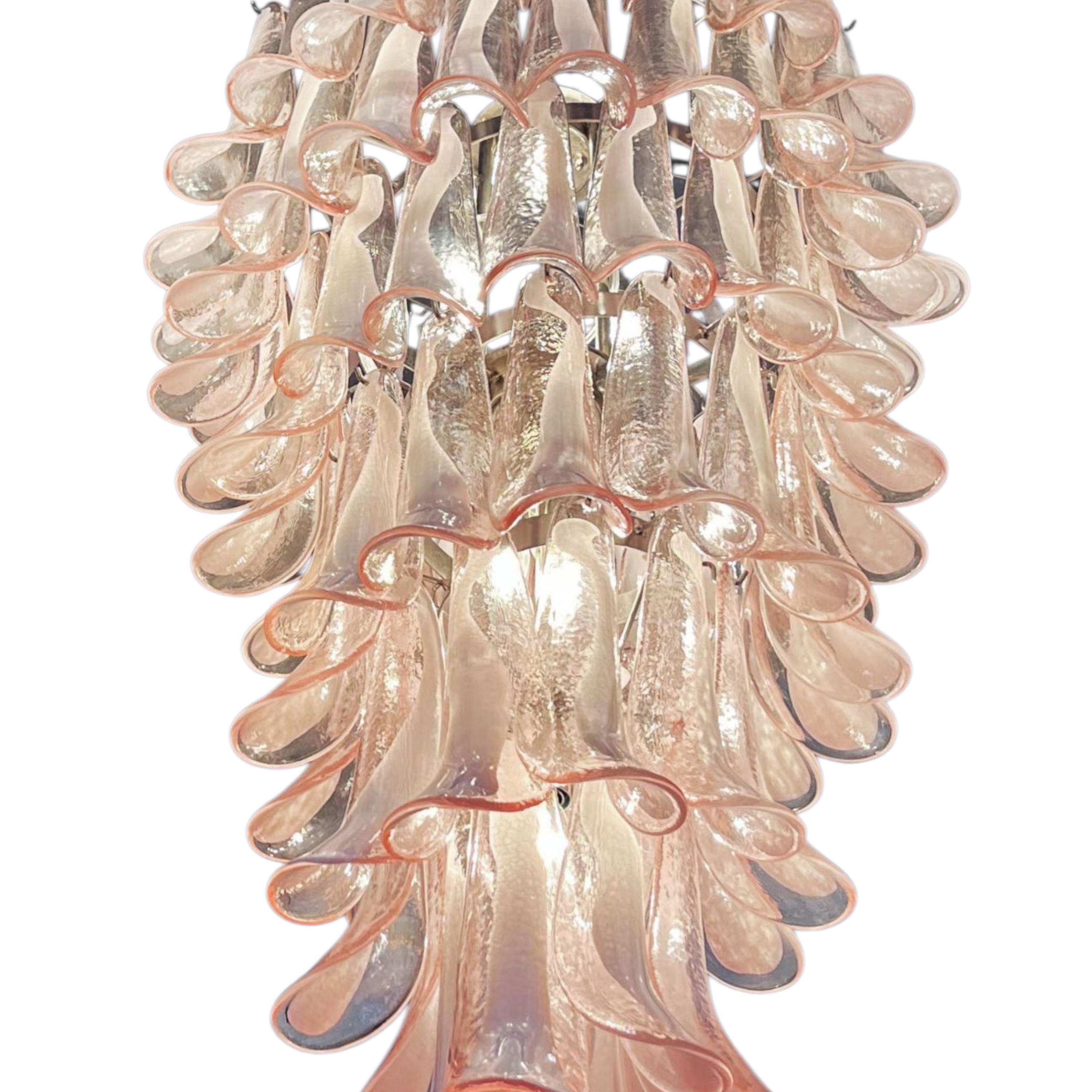 Cuit Lustre en verre Murano rose chair - Cascade de lumière sculpturale soufflée à la main en vente