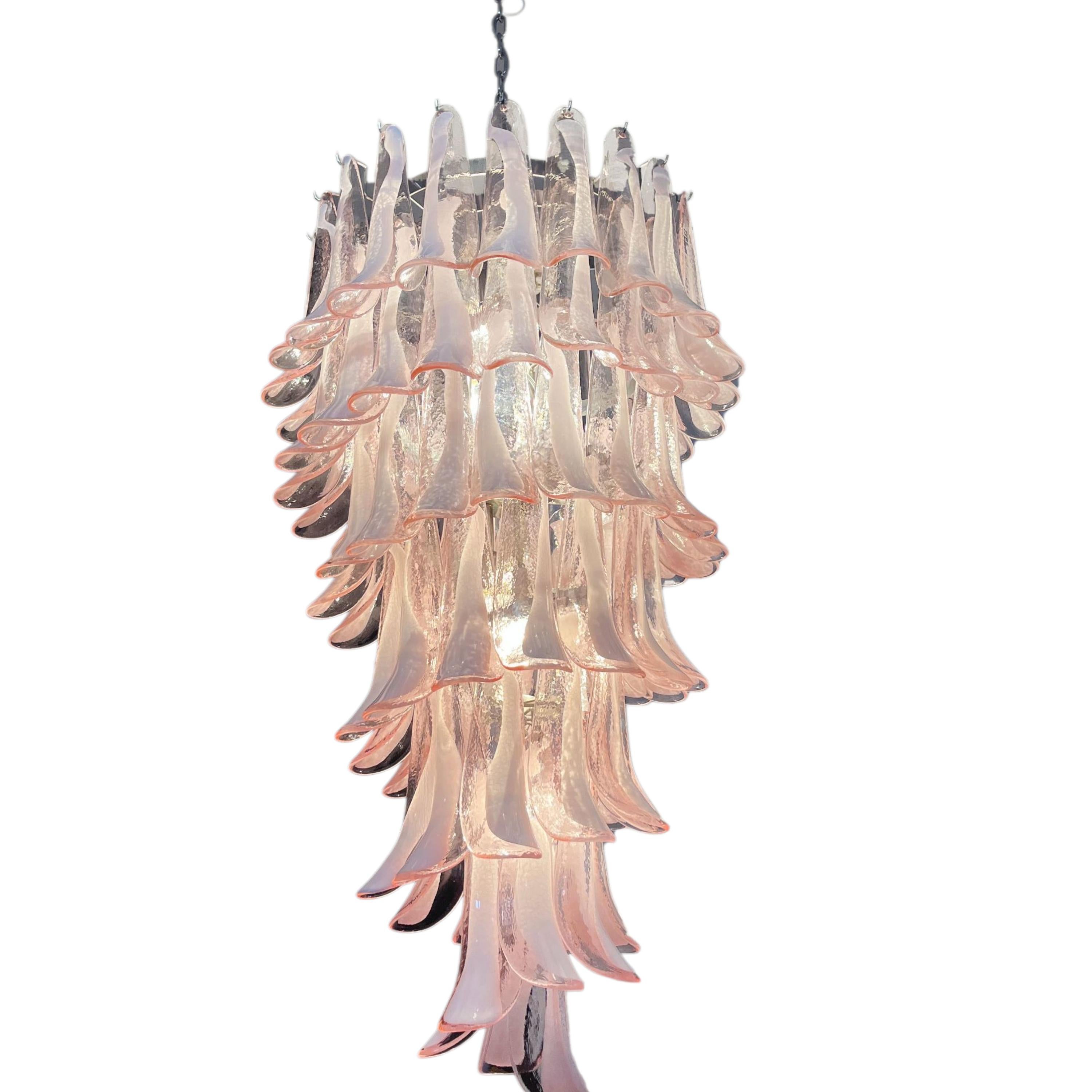 Lustre en verre Murano rose chair - Cascade de lumière sculpturale soufflée à la main Neuf - En vente à Guazzora, IT