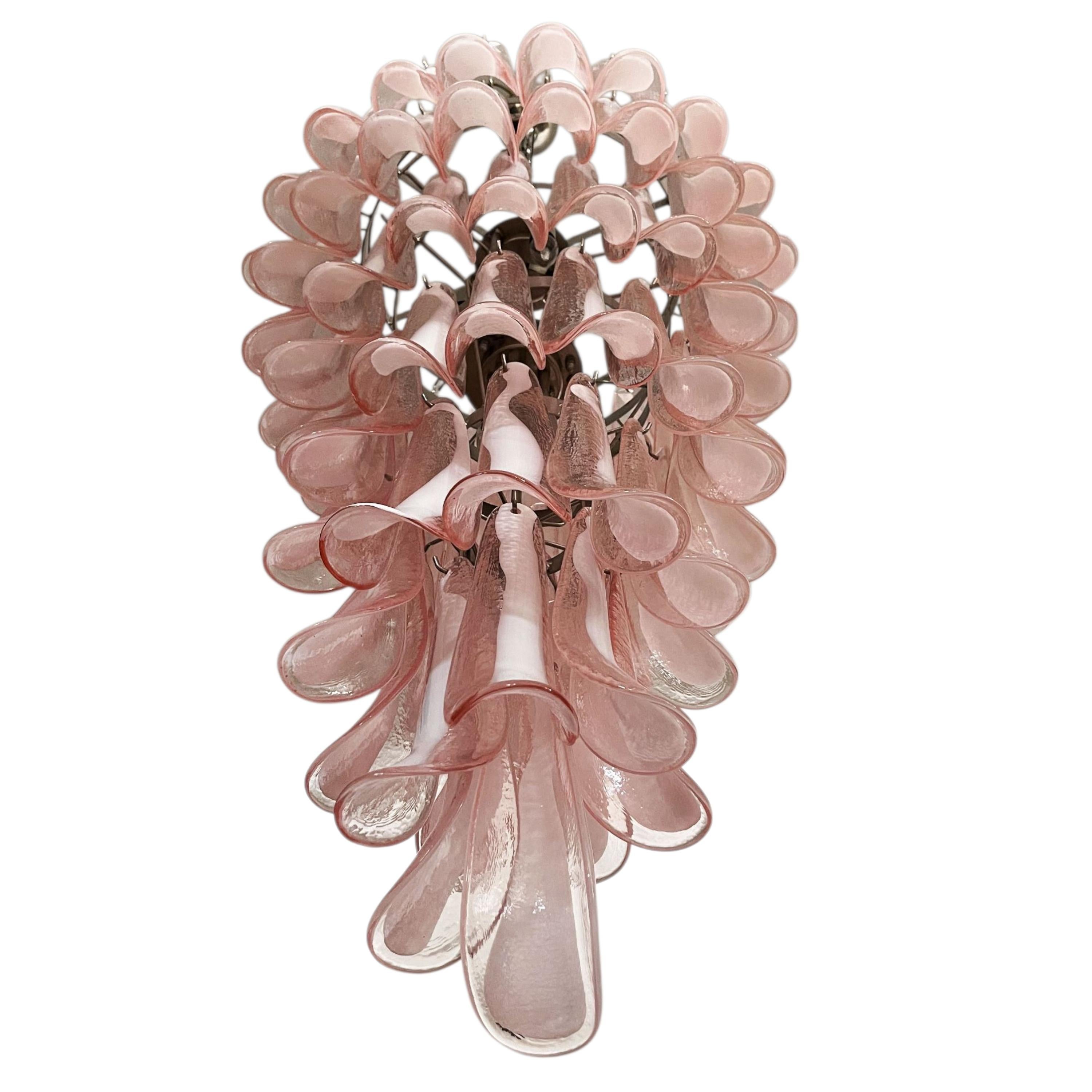 Contemporain Lustre en verre Murano rose chair - Cascade de lumière sculpturale soufflée à la main en vente