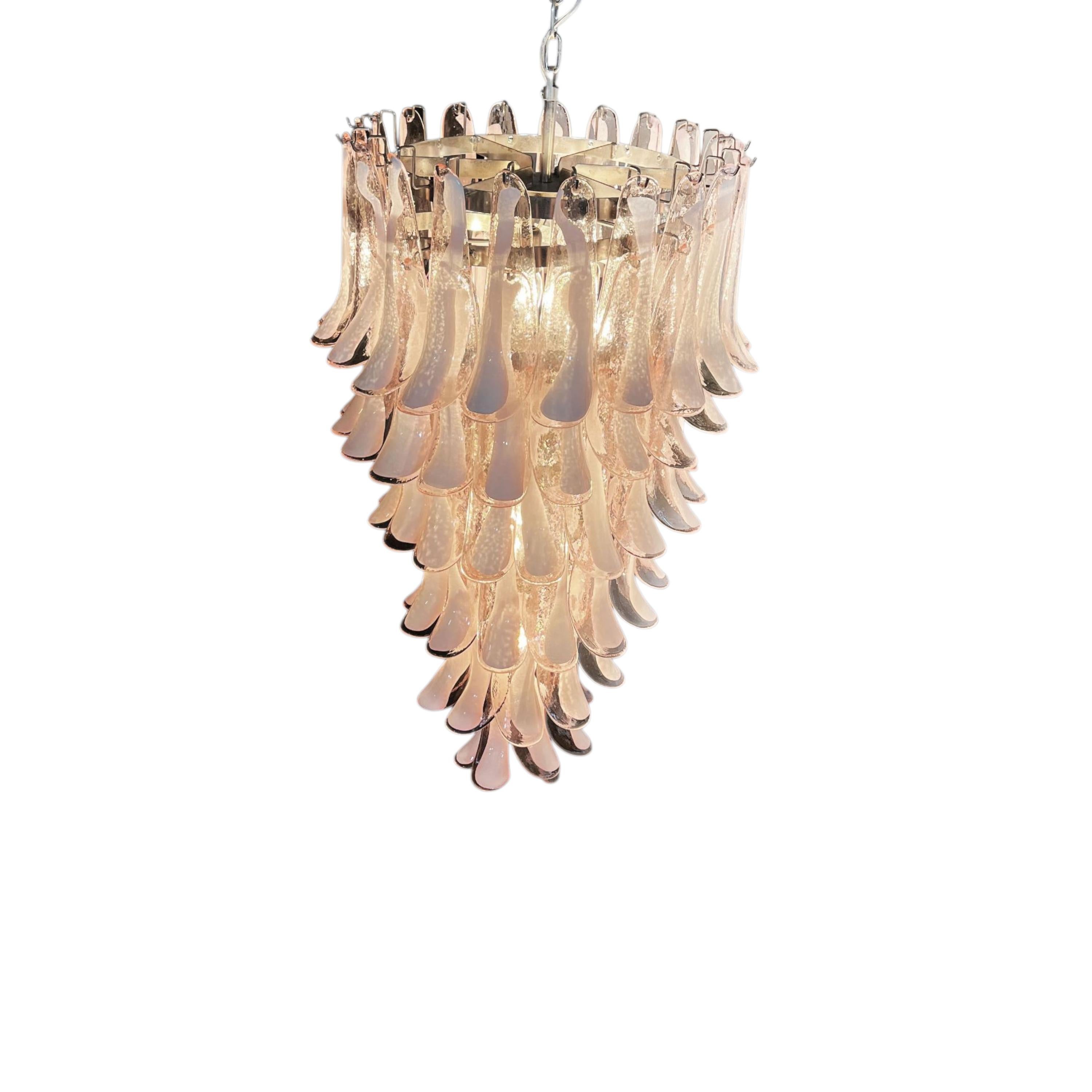Verre d'art Lustre en verre Murano rose chair - Cascade de lumière sculpturale soufflée à la main en vente