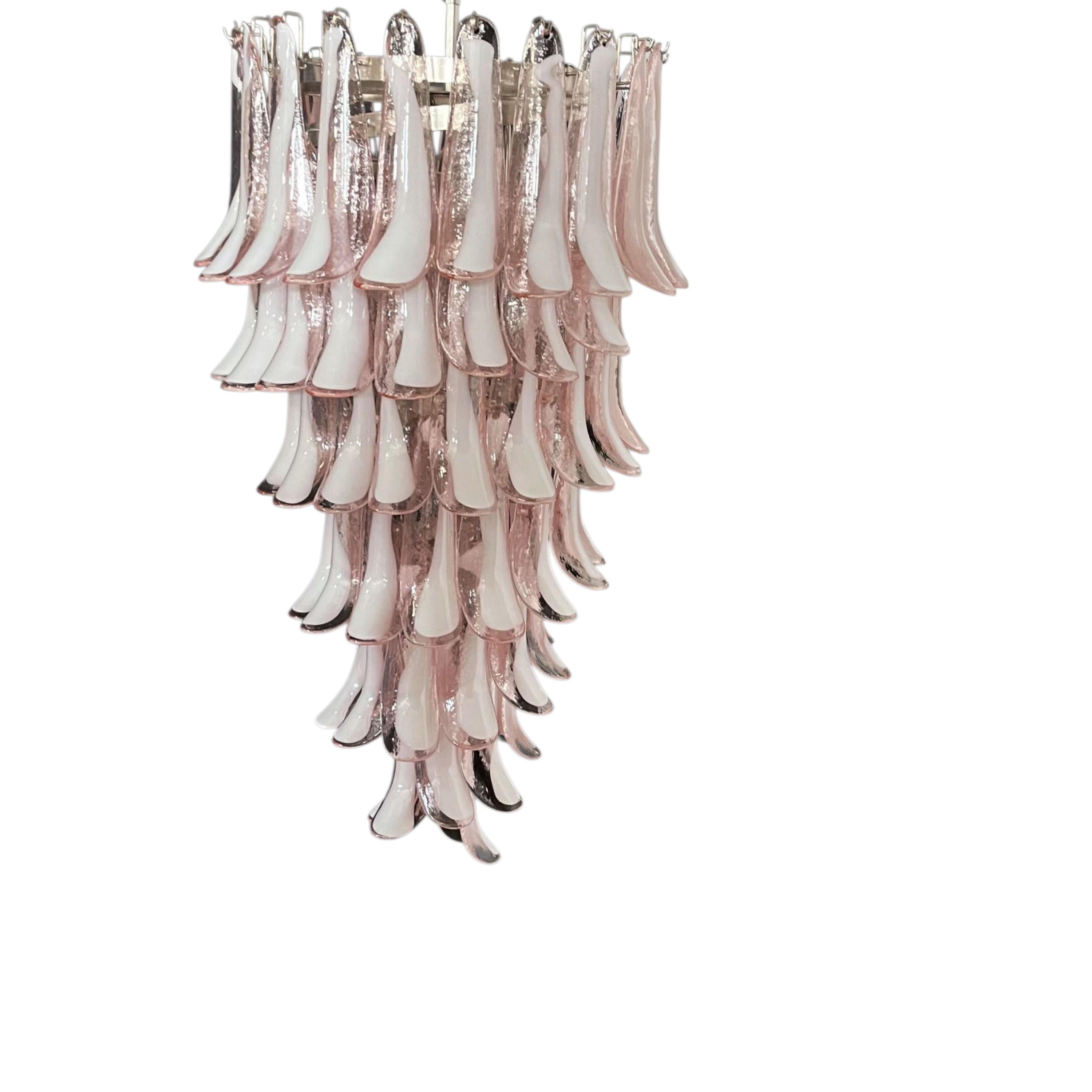 Lustre en verre Murano rose chair - Cascade de lumière sculpturale soufflée à la main en vente 1