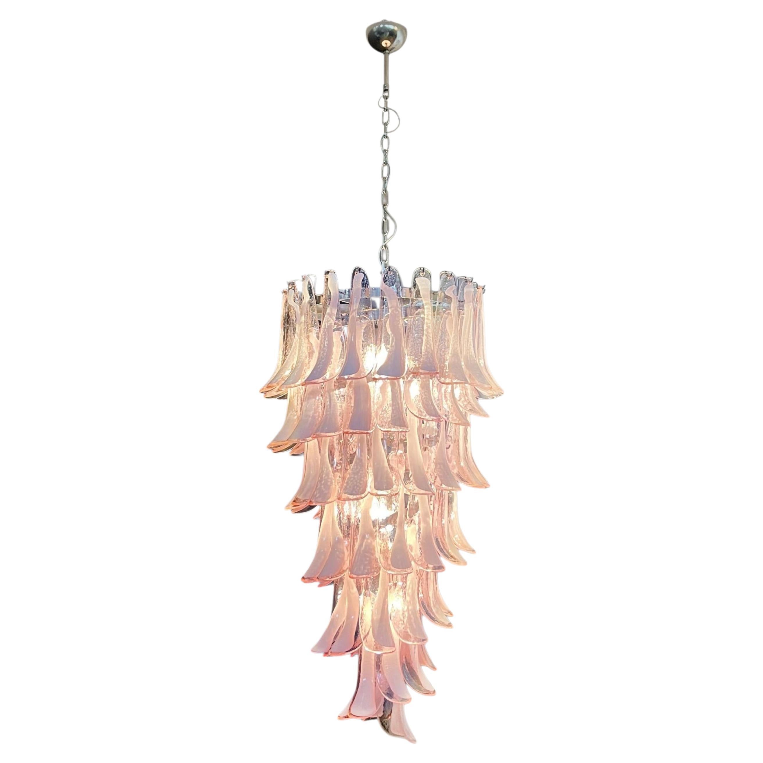 Lustre en verre Murano rose chair - Cascade de lumière sculpturale soufflée à la main en vente