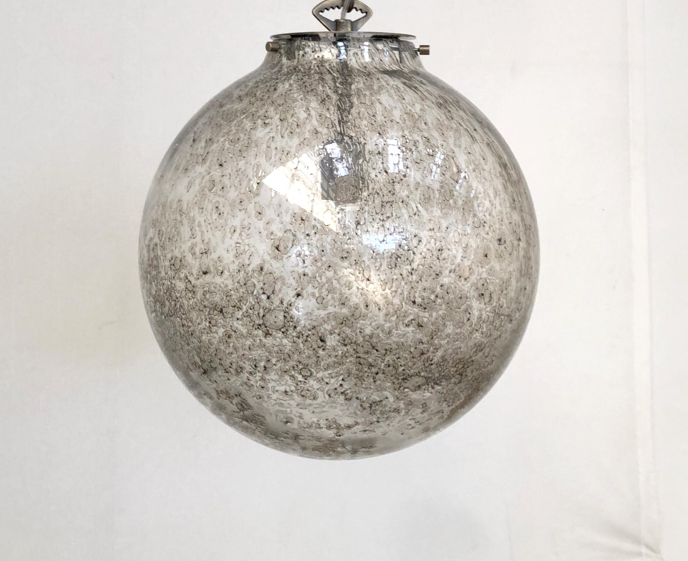 Italian pendant with a smoky Murano glass globe, carefully hand blown with bubbles within the glass using Bollicine technique, suspended from bronze metal chain and canopy / Made in Italy
Measures: diameter 20 inches, height 20 inches plus chain and