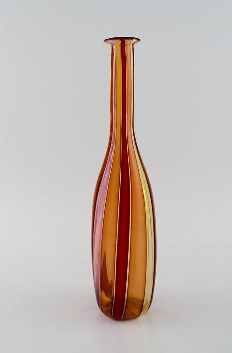 Murano Flasche / Vase aus mundgeblasenem Kunstglas. 
Polychromes Streifendesign in warmen Farbtönen. 1960s.
Maße: 31 x 7,5 cm.
In ausgezeichnetem Zustand.