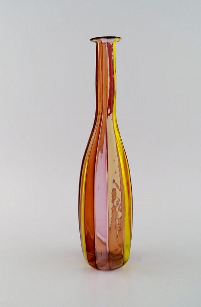 Mid-Century Modern Bouteille / Vase en verre d'art de Murano soufflé à la bouche, design à rayures polychromes, années 1960 en vente