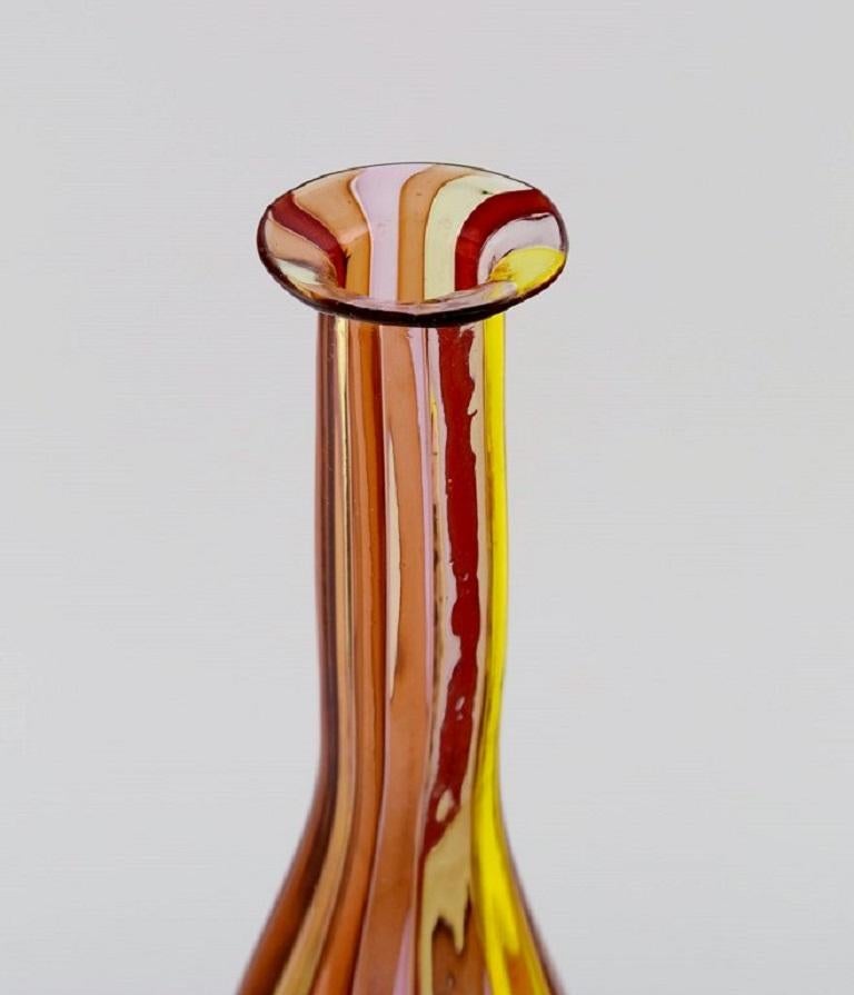 italien Bouteille / Vase en verre d'art de Murano soufflé à la bouche, design à rayures polychromes, années 1960 en vente