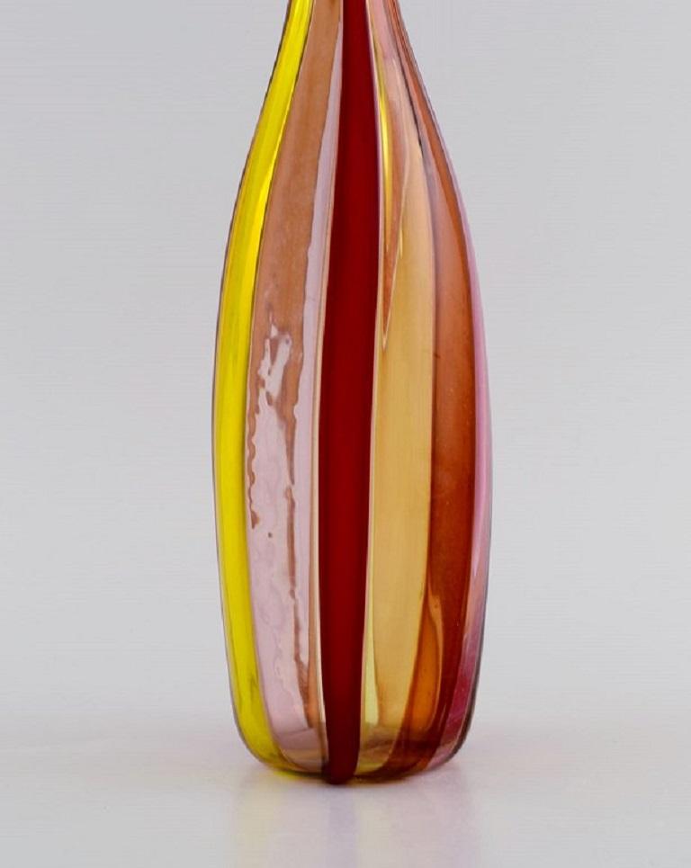 Milieu du XXe siècle Bouteille / Vase en verre d'art de Murano soufflé à la bouche, design à rayures polychromes, années 1960 en vente