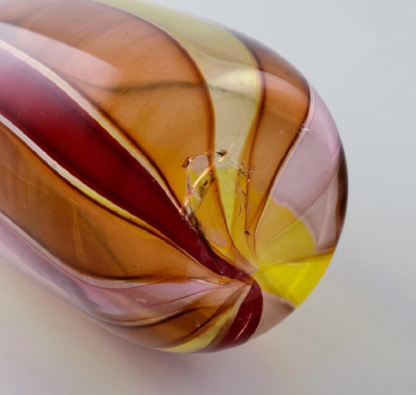 Verre d'art Bouteille / Vase en verre d'art de Murano soufflé à la bouche, design à rayures polychromes, années 1960 en vente
