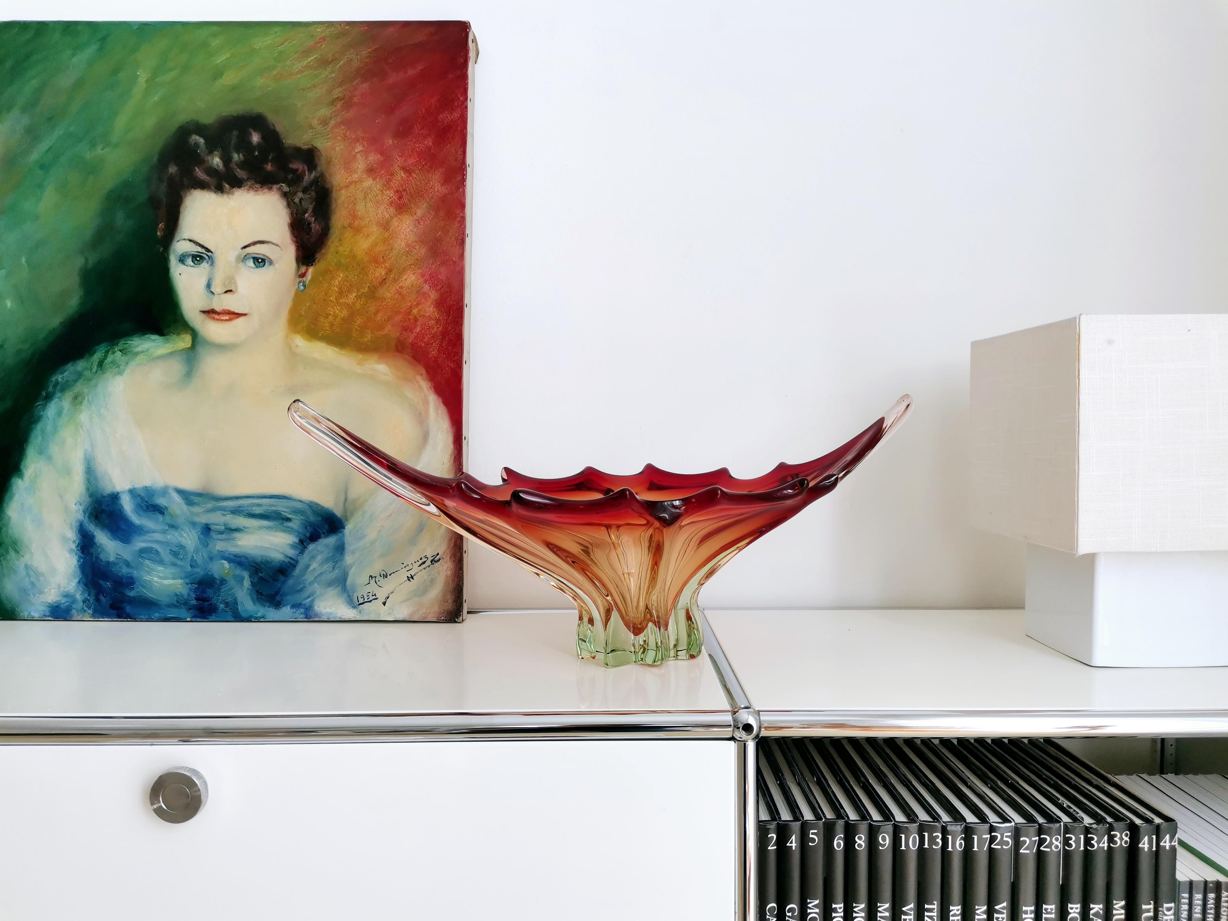 Large Multicolor Vintage Murano Bowl, Design by Fratelli Toso, 60's, Mint Condition.

This outstanding piece of Italian glass design made by Fratelli Toso in the 1960's represents classic mid century aesthetics. The combination of form and