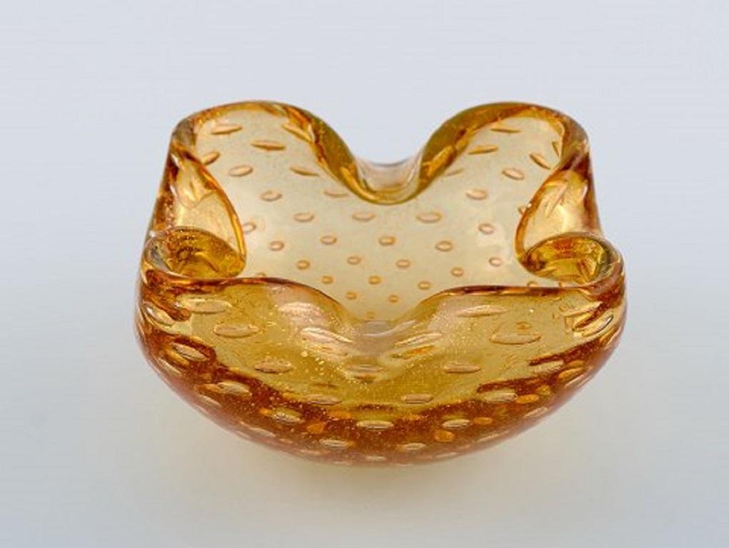 Murano bowl in amber colored mouth-blown art glass with inlaid air bubbles. Italian design, 1960s.
Measures: 12.5 x 6 cm.
In perfect condition.
