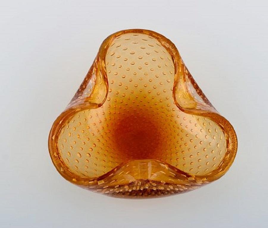 Mid-Century moderno Ciotola di Murano in vetro artistico soffiato a bocca color ambra con bolle d'aria intarsiate in vendita