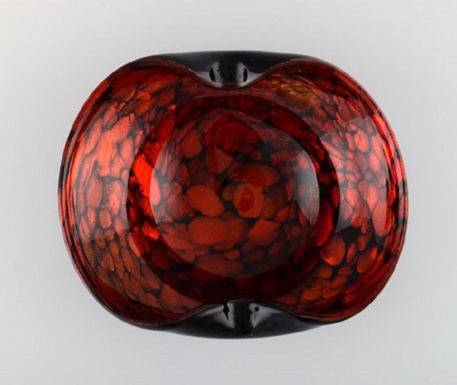 Murano bowl in black and red mouth blown art glass. Italian design, 1960s.
Measures: 22 x 7.5 cm.
In perfect condition.