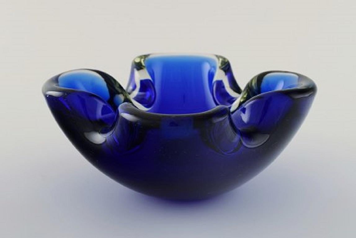 Murano bowl in blue mouth blown art glass. Italian design, 1960s.
Measures: 16 x 7 cm.
In perfect condition.