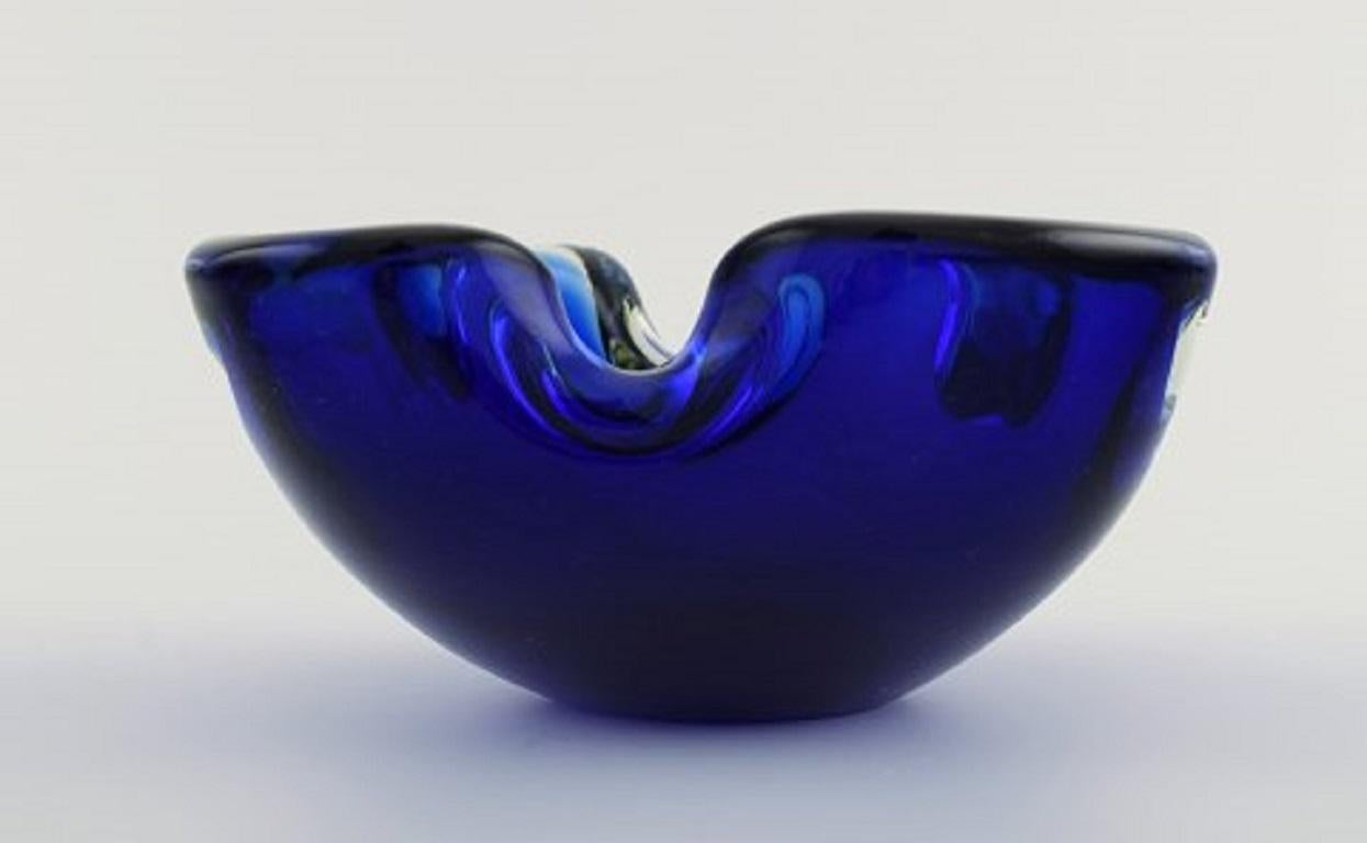 Mid-Century Modern Murano Bowl in Blue Mouth Blown Art Glass. Italian Design, 1960s For Sale