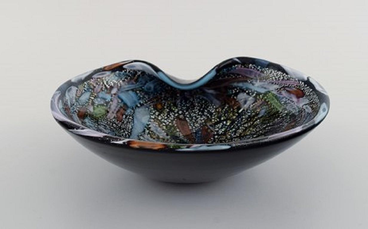 Murano bowl in colorful mouth-blown art glass. Italian design, 1960s.
Measures: 22 x 7.5 cm.
In perfect condition.