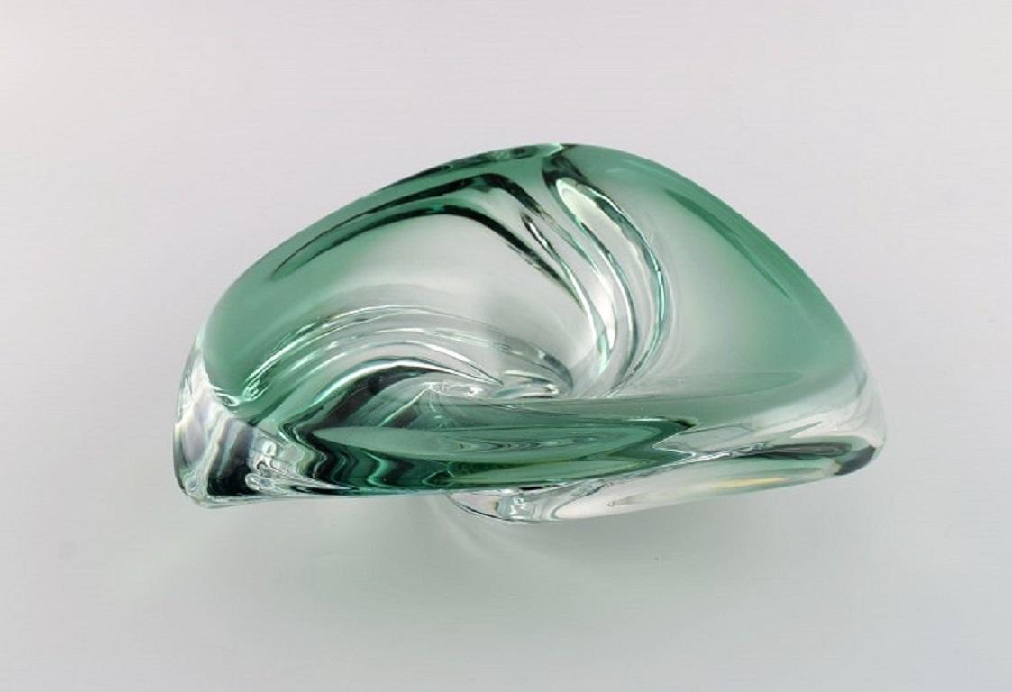 Murano bowl in green mouth-blown art glass. 
Curved design. 
Italy, 1980s.
Measures: 23 x 7 cm.
In excellent condition.