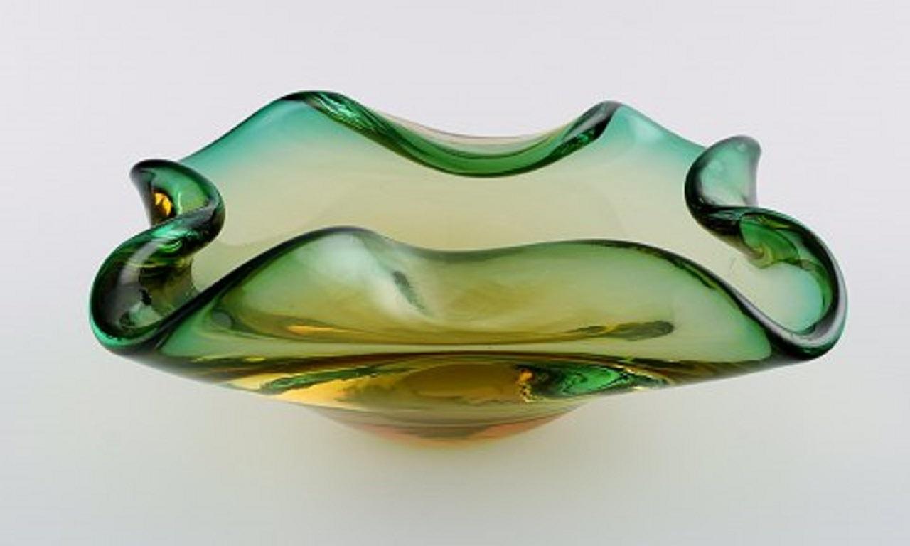 Murano bowl in greenish mouth blown art glass. Italian design, 1960s.
Measures: 20 x 8.5 cm.
In perfect condition.