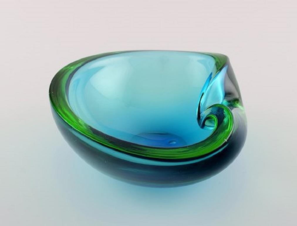 Murano bowl in light blue mouth blown art glass. Italian design, 1960s.
Measures: 18 x 7 cm.
In perfect condition.