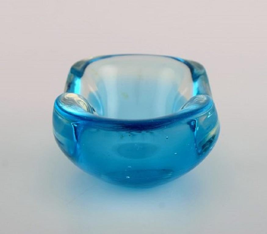 Murano bowl in light blue mouth-blown art glass. Italian design, 1960s.
Measures: 11 x 4.7 cm.
In perfect condition.