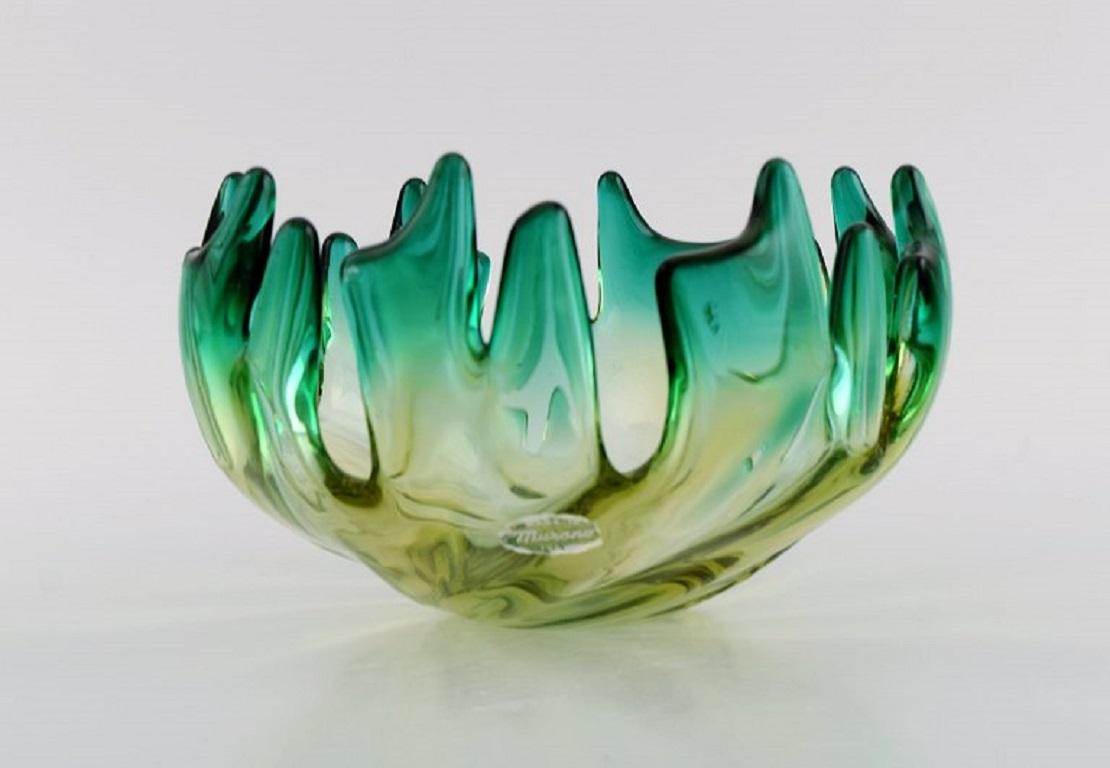 Murano bowl in mouth-blown art glass. Green and yellow shades. 1960s.
Measures: 20 x 11.5 cm.
In excellent condition.
Sticker.