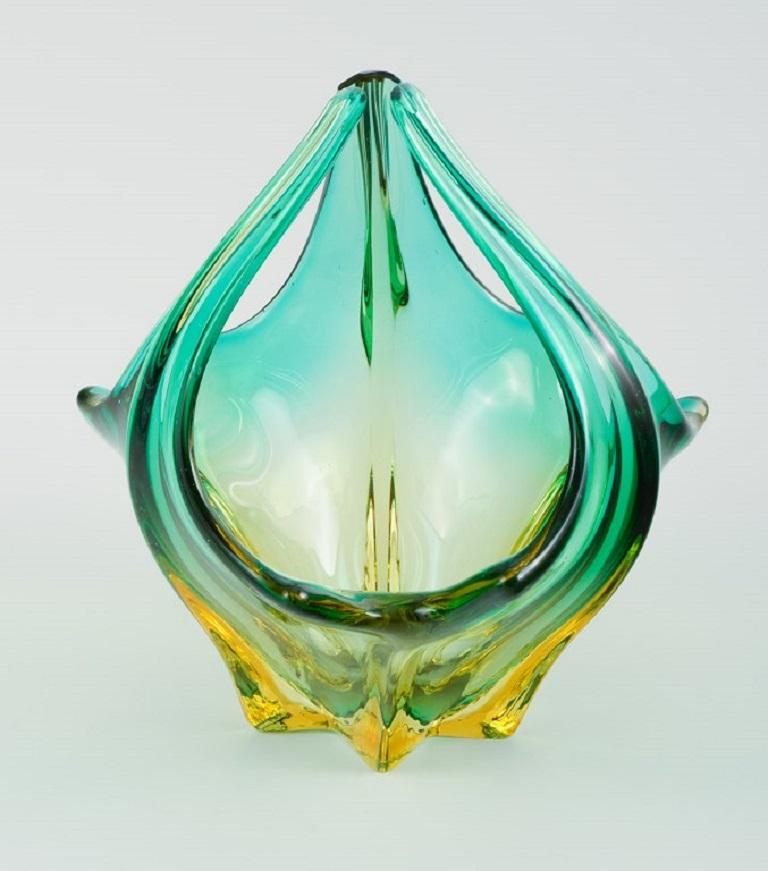 Murano bowl in mouth-blown art glass.
Green and yellow shades.
1960s.
Measurements: H 18 cm. x W 18 cm.
In excellent condition.