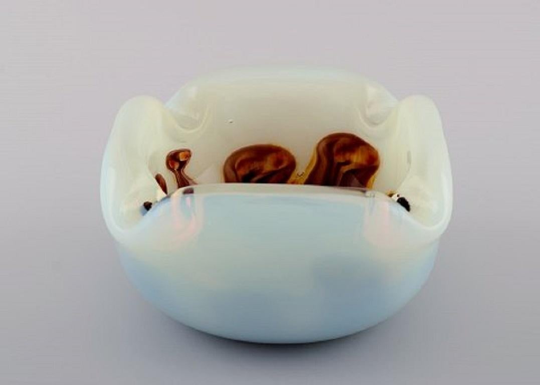 Murano bowl in mouth blown art glass. Italian design, 1960s.
Measures: 14.5 x 7 cm.
In perfect condition.