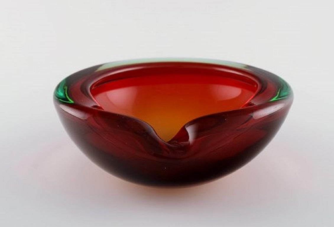 Murano bowl in mouth blown art glass. Italian design, 1960s.
Measures: 16 x 6.5 cm.
In perfect condition.